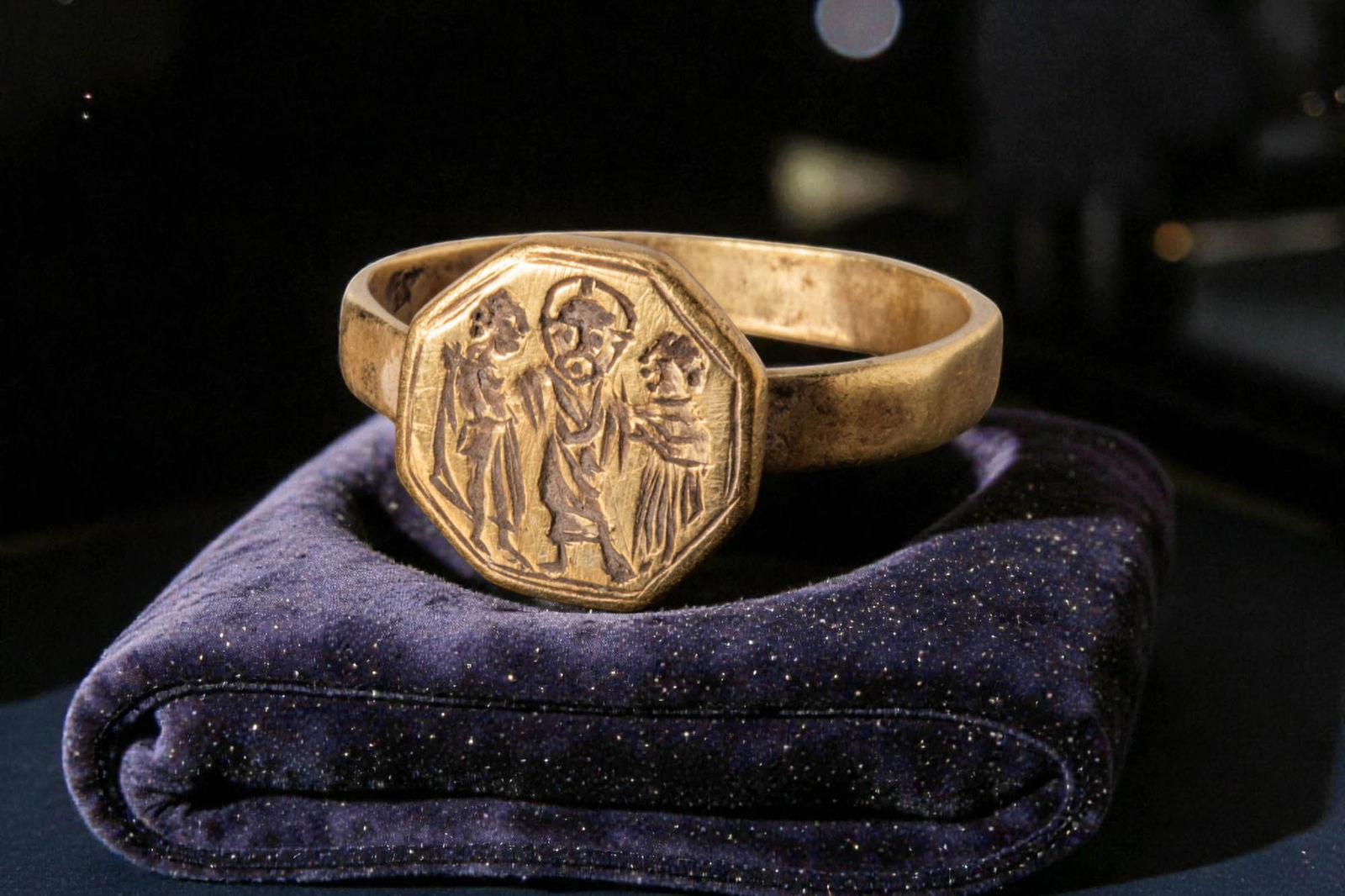 SUPERB BYZANTINE HIGH KARAT GOLD RING WITH CHRIST BETWEEN SAINTS (1 of 5)