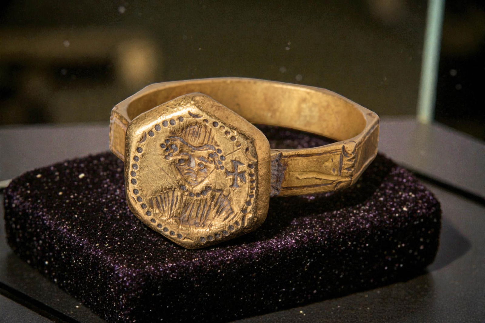 RARE BYZANTINE HIGH KARAT GOLD RING WITH HEXAGONAL BEZEL WITH A SAINT AND CROSS (1 of 5)
