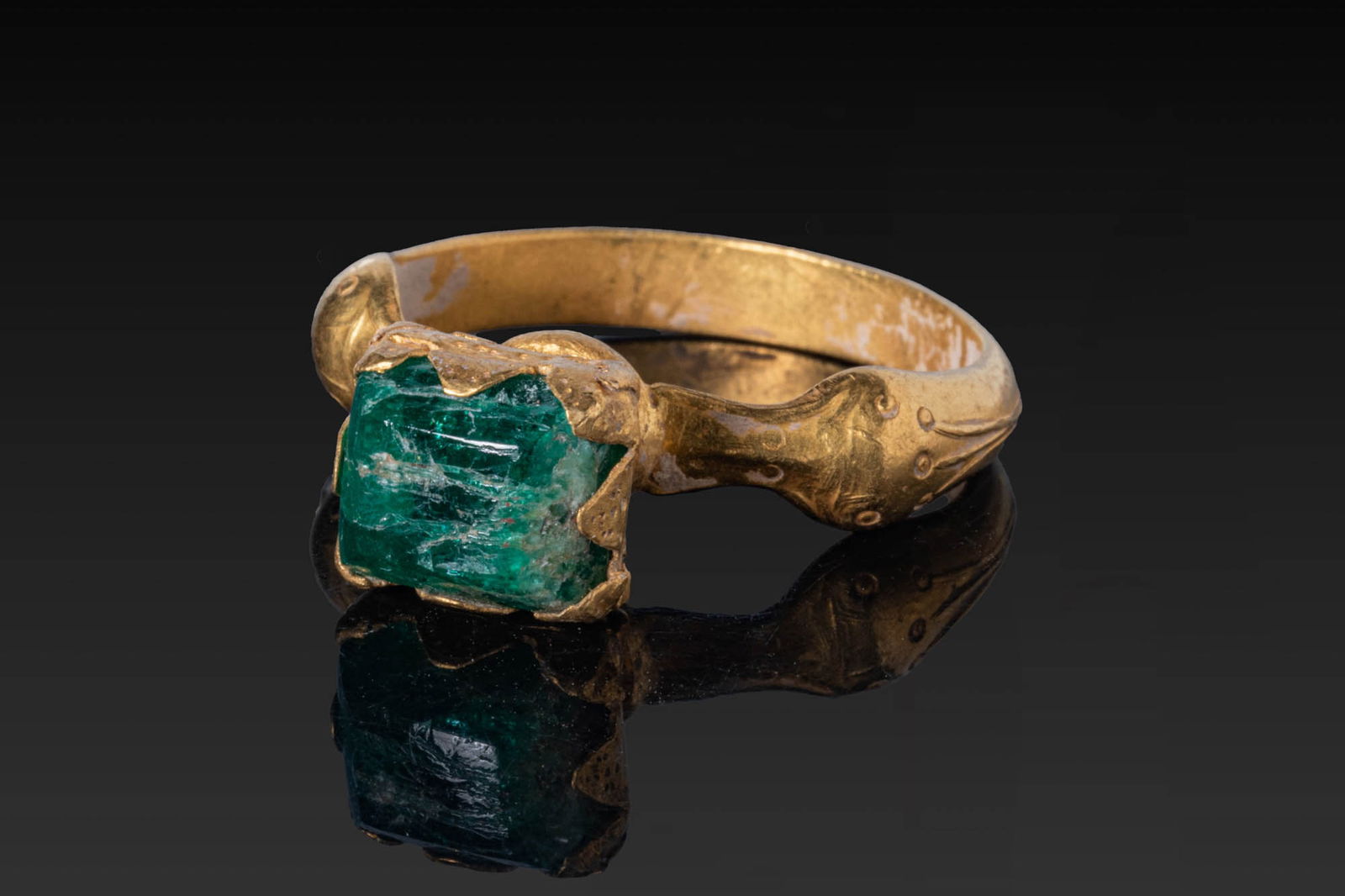 RARE BYZANTINE HIGH KARAT GOLD RING WITH EMERALD (1 of 5)