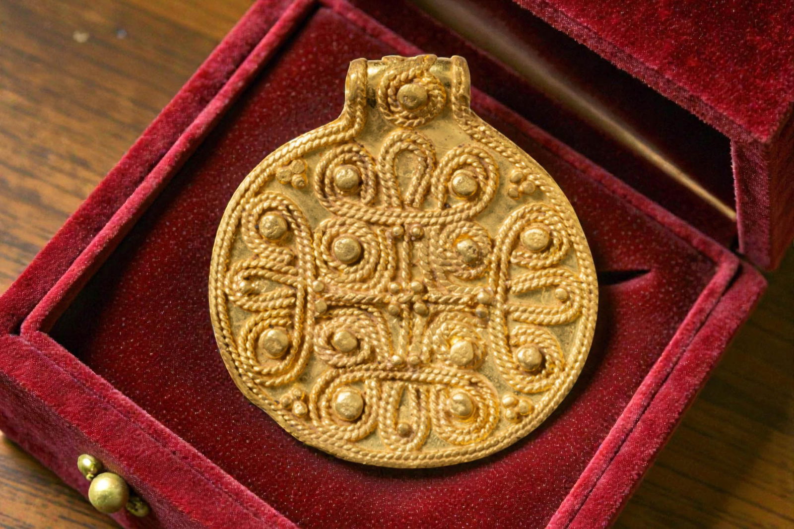 VIKING SCANDINAVIAN HIGH KARAT GOLD PENDANT WITH CROSS (1 of 4)
