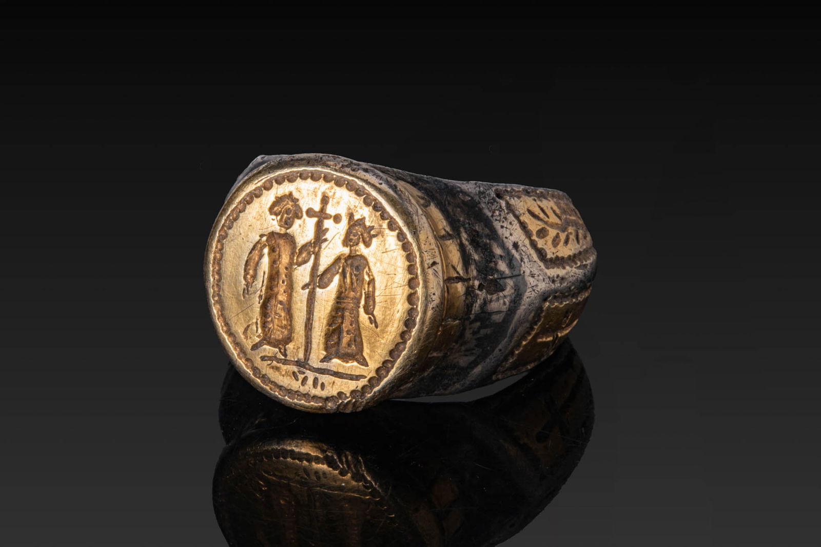 RARE BYZANTINE SILVER-GILT RING WITH CONSTANTINE THE GREAT AND ST HELENA (1 of 5)