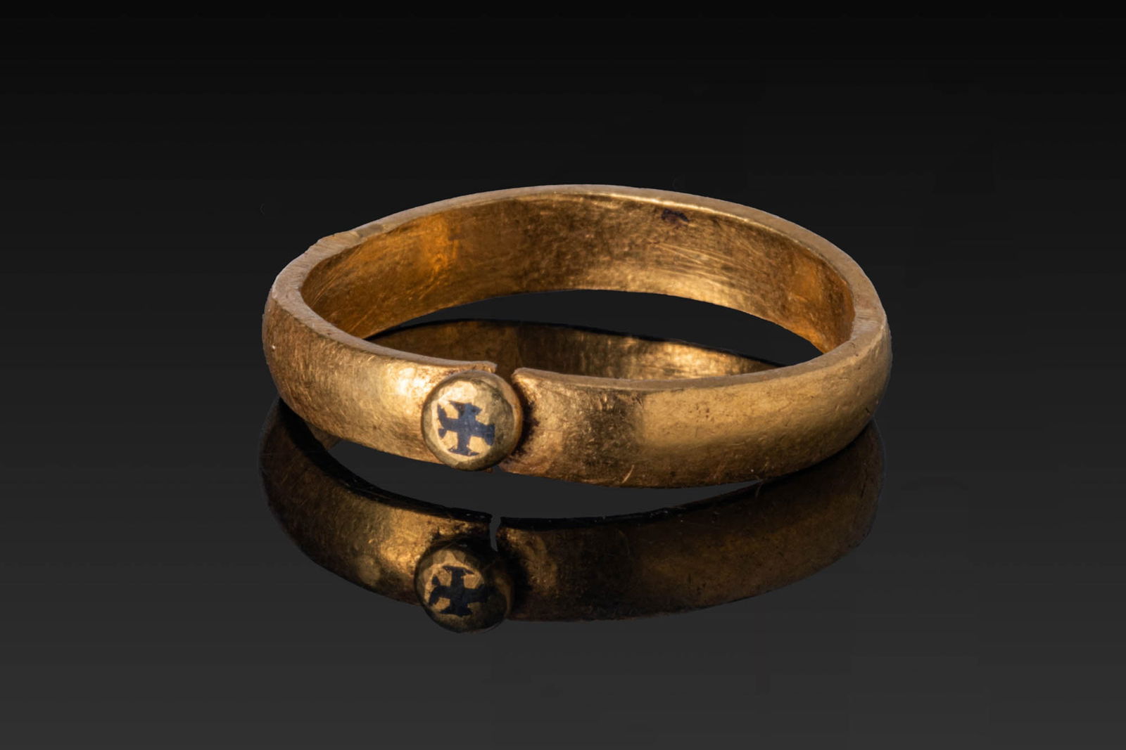 BYZANTINE HIGH KARAT GOLD AND NIELLO RING WITH CROSS (1 of 4)