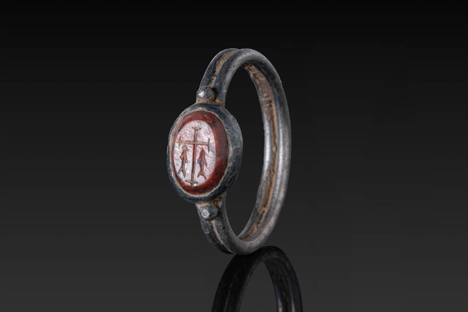 LATE ROMAN INTAGLIO OF CHRISTIAN SYMBOLS IN SILVER RING (1 of 4)