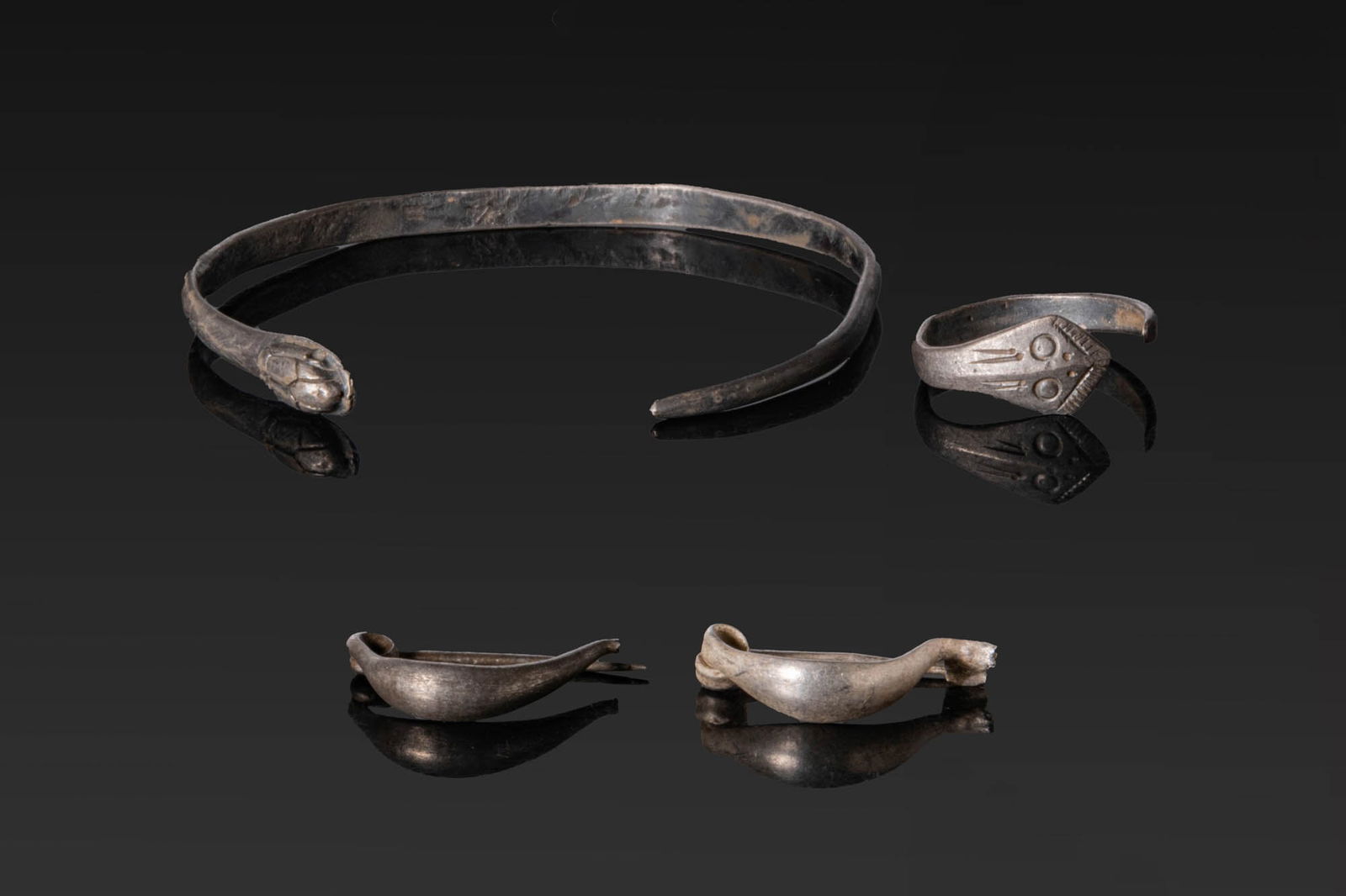 ELEGANT ROMANO-CELTIC SILVER FEMALE PARURE (1 of 5)