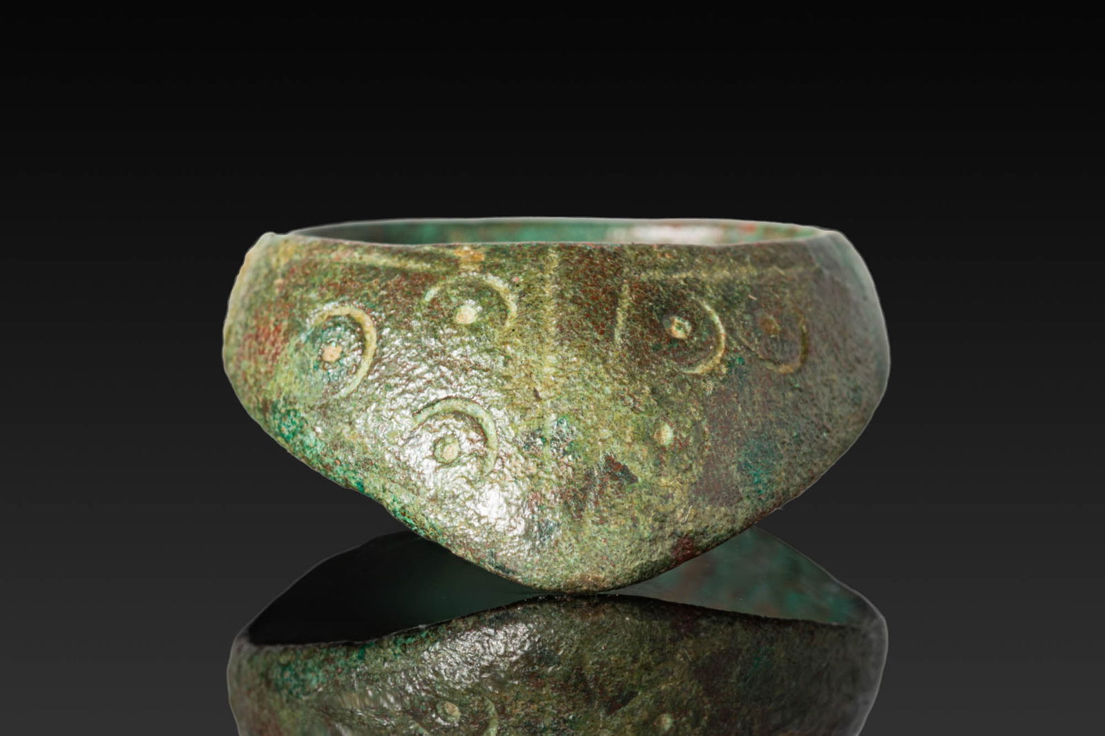 EARLY BYZANTINE BRONZE ARCHER'S RING WITH DECORATION (1 of 4)