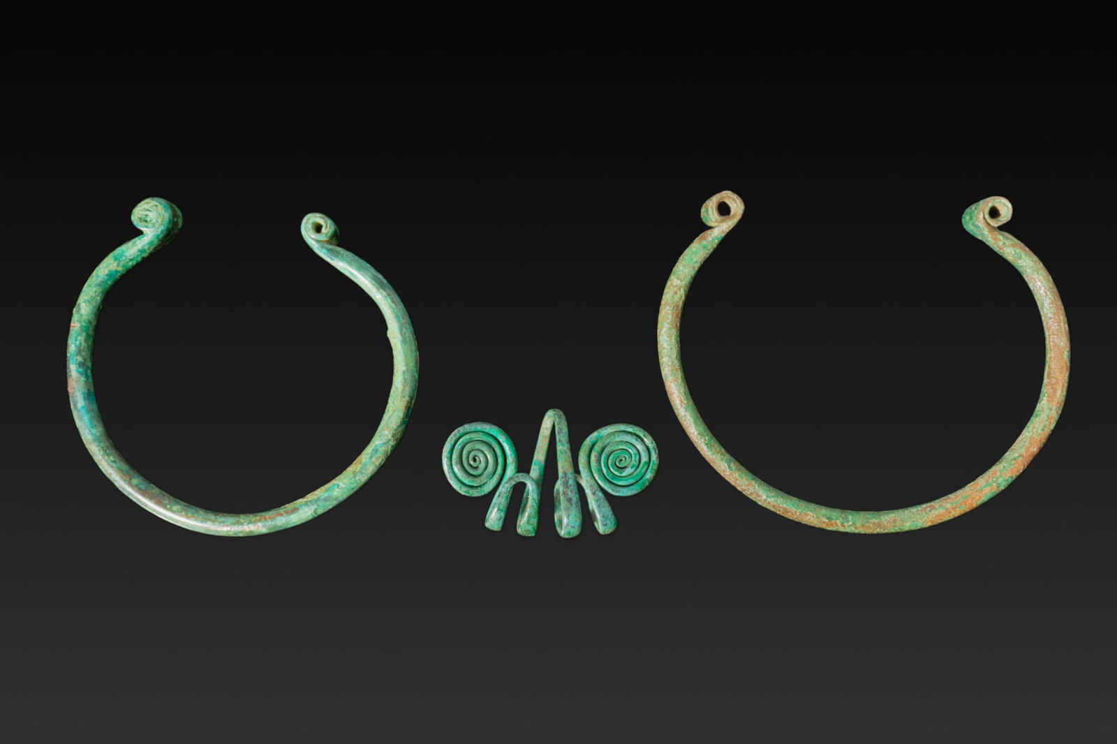 COLLECTION OF BRONZE AGE BRONZE JEWELLERY (1 of 5)