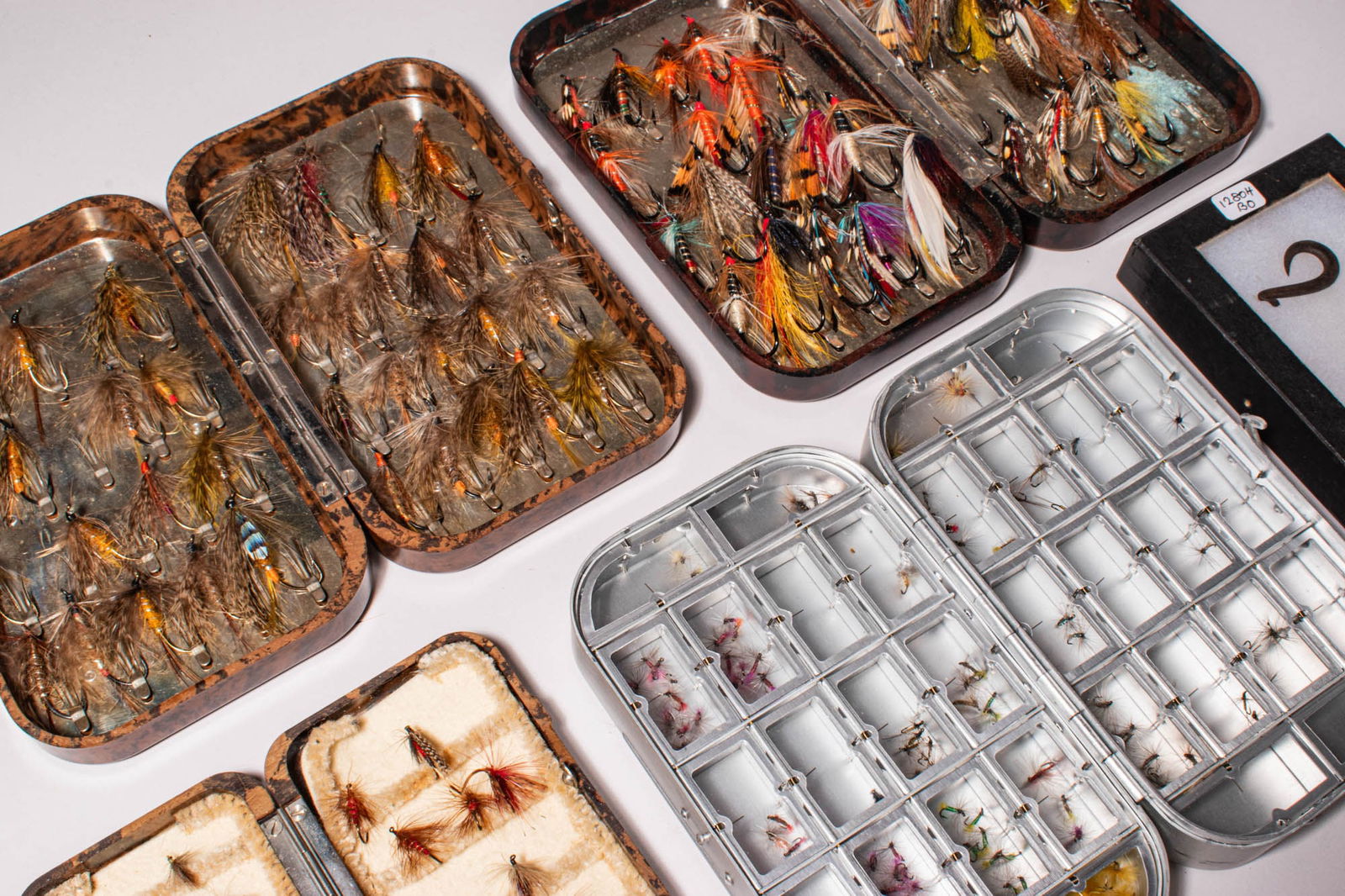 GROUP OF BAKELITE AND METAL FLY BOXES CONTAINING FISH HOOKS (1 of 5)