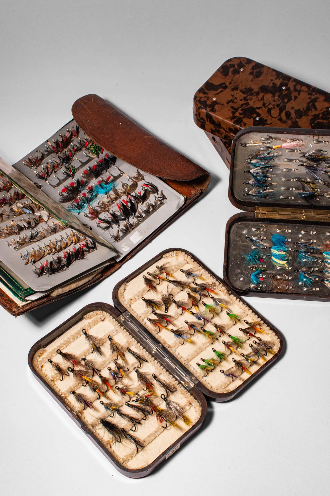 GROUP OF BAKELITE FLY BOXES AND A LEATHER FOLDER CONTAINING FISH HOOKS (1 of 6)