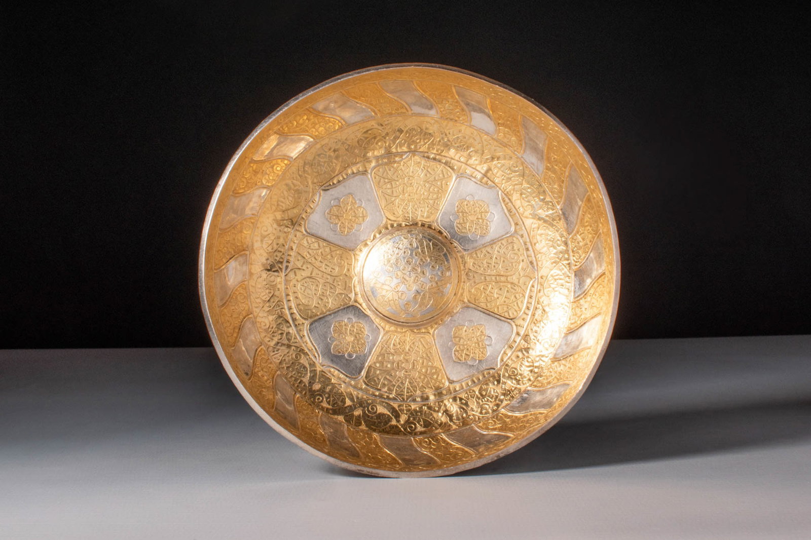 BYZANTINE GILT SILVER MESOMPHALOS SHALLOW BOWL WITH COMPLEX ORNAMENT (1 of 3)
