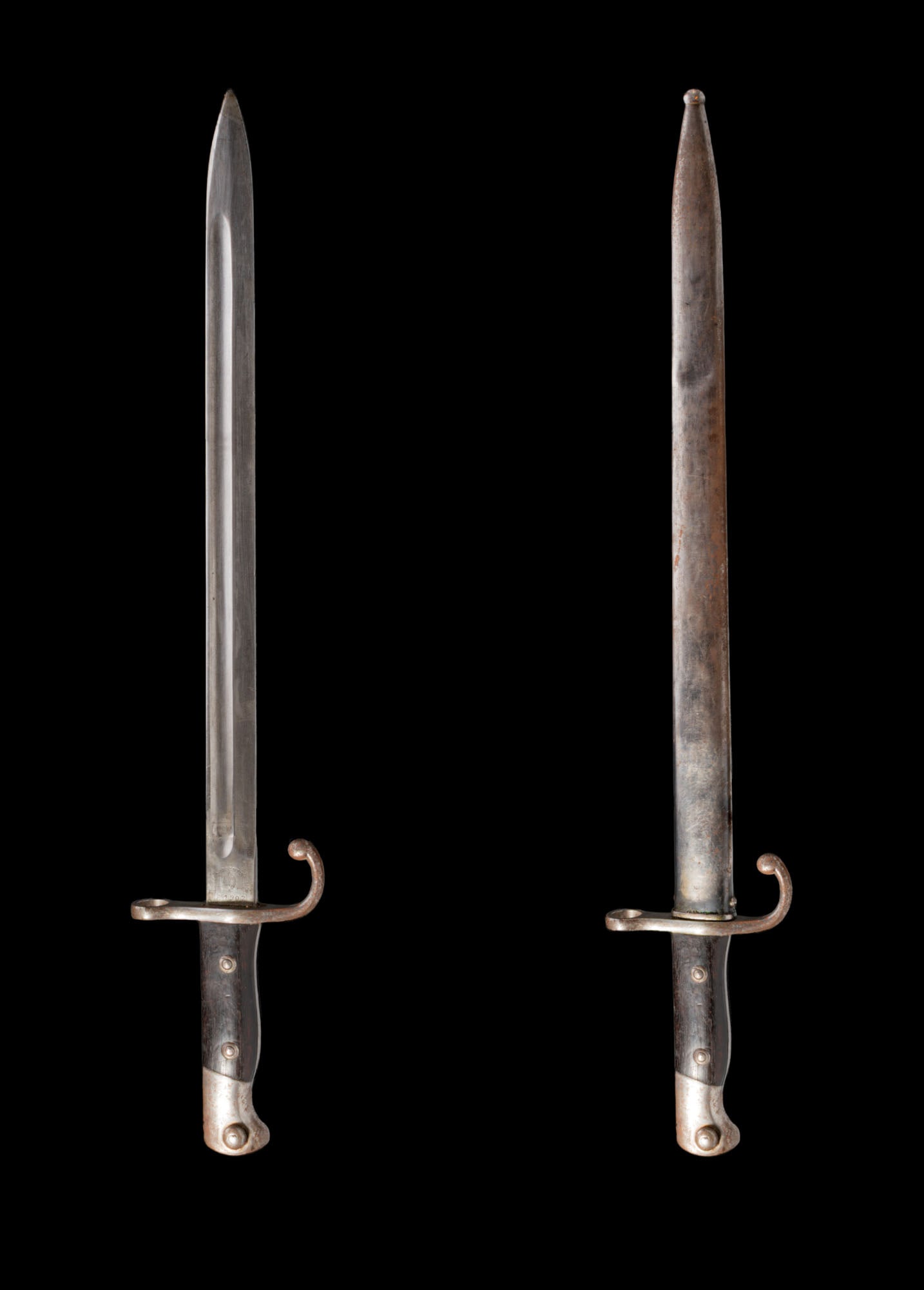 ARGENTINE M1909 FIRST PATTERN BAYONET WITH CORRESPONDING SCABBARD (1 of 2)