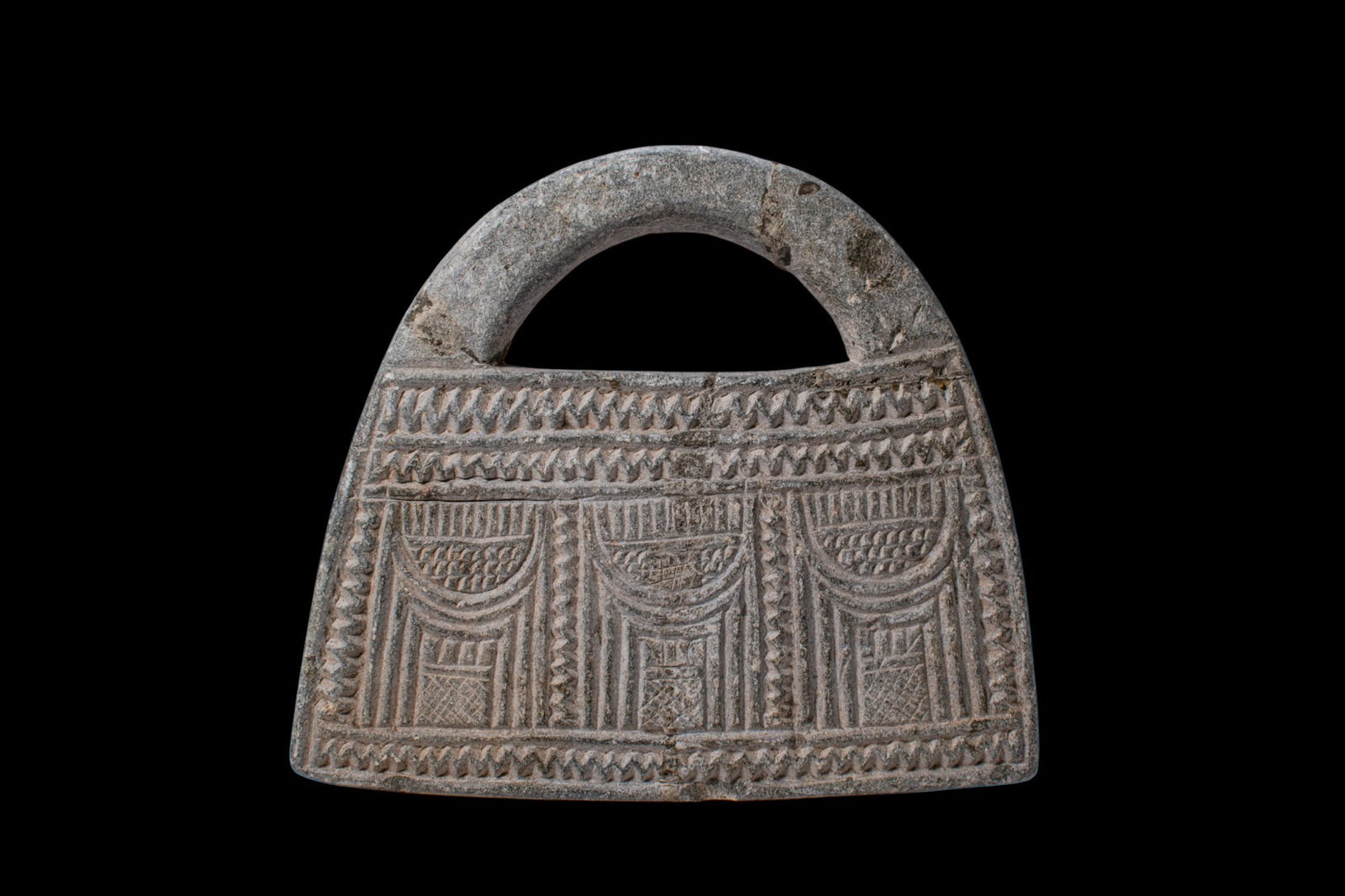 BACTRIAN SCHIST 'HANDBAG' WEIGHT WITH ARCHITECTURAL DECORATION (1 of 3)