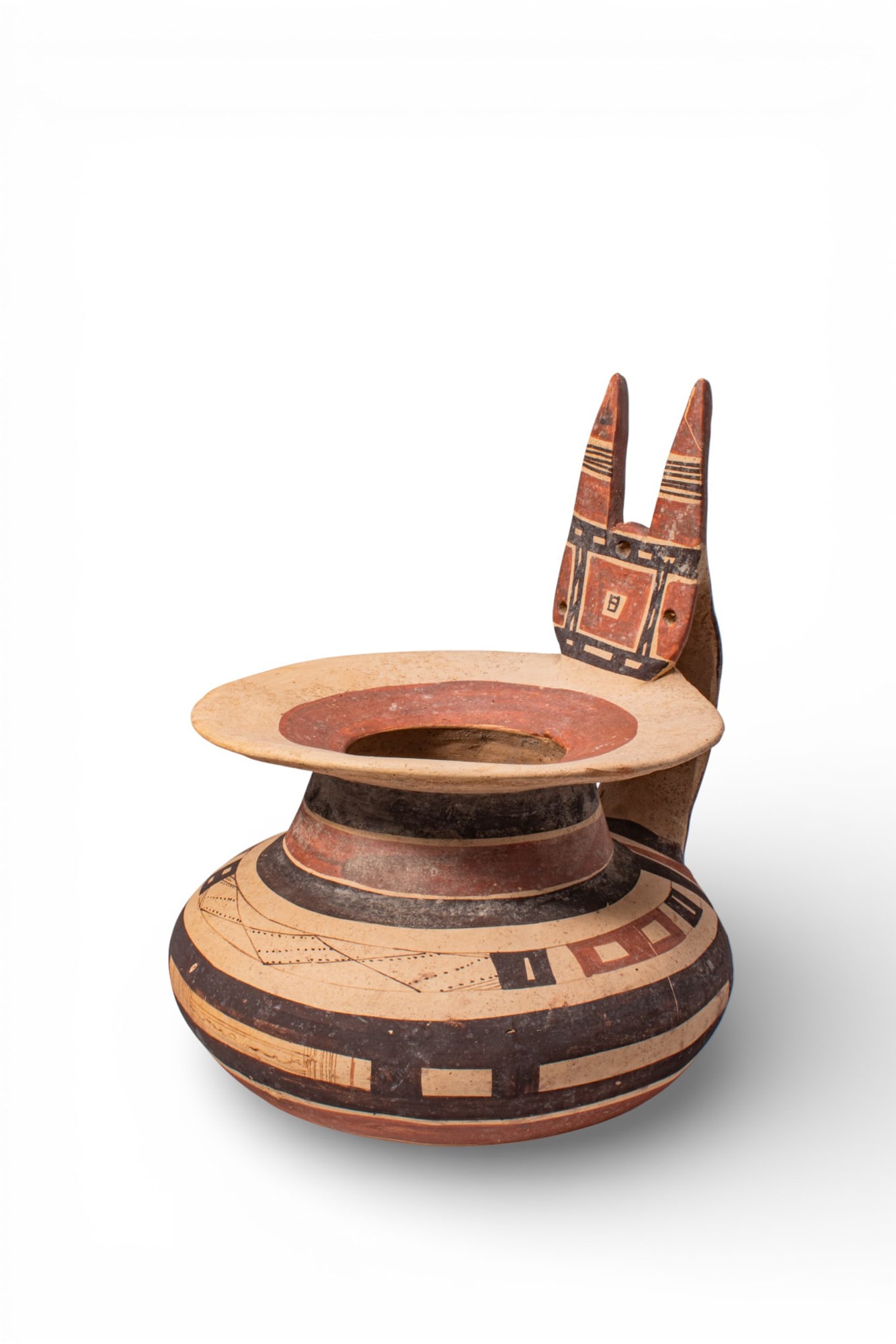 DAUNIAN TERRACOTTA BICHROME JUG WITH GEOMETRIC DECORATION: Ca. 550 - 400 BC. A terracotta bichrome jug with a squat globular body rising to a short cylindrical neck and a broad, flaring disc mouth. A single strap handle rises from the shoulder to the rim and