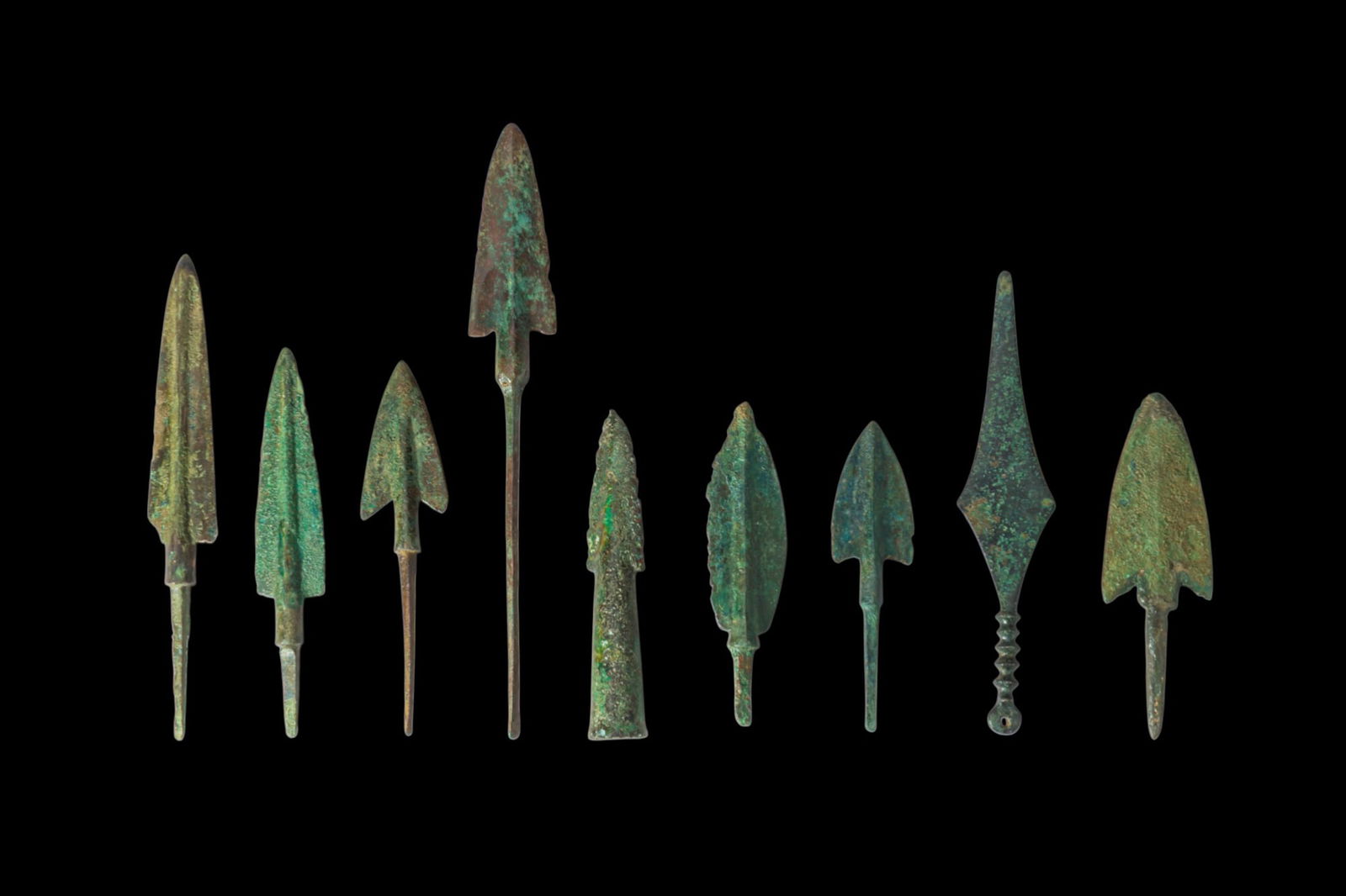 LARGE COLLECTION OF GREEK ARROWHEADS: Ca. 800 - 400 BC. A large collection of bronze tanged and socketed arrowheads, comprising leaf-shaped, triangular, and barbed blades. Size: 105-185mm x 25-33mm; Weight: 260g Provenance: Private