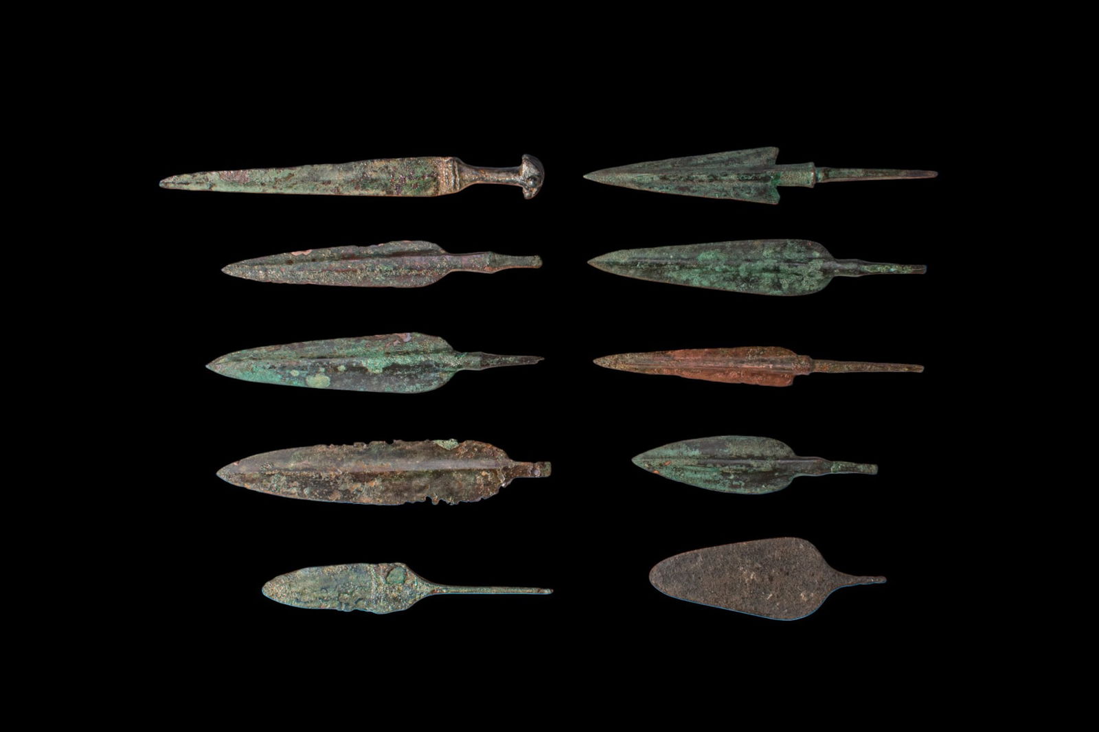 LARGE COLLECTION OF GREEK BRONZE ARROWHEADS: Ca. 900 - 400 BC. A collection of 10 bronze arrowheads of various types, including leaf-shaped and triangular blades with pronounced midribs, and slender tangs for attachment. Size: 100-160mm x