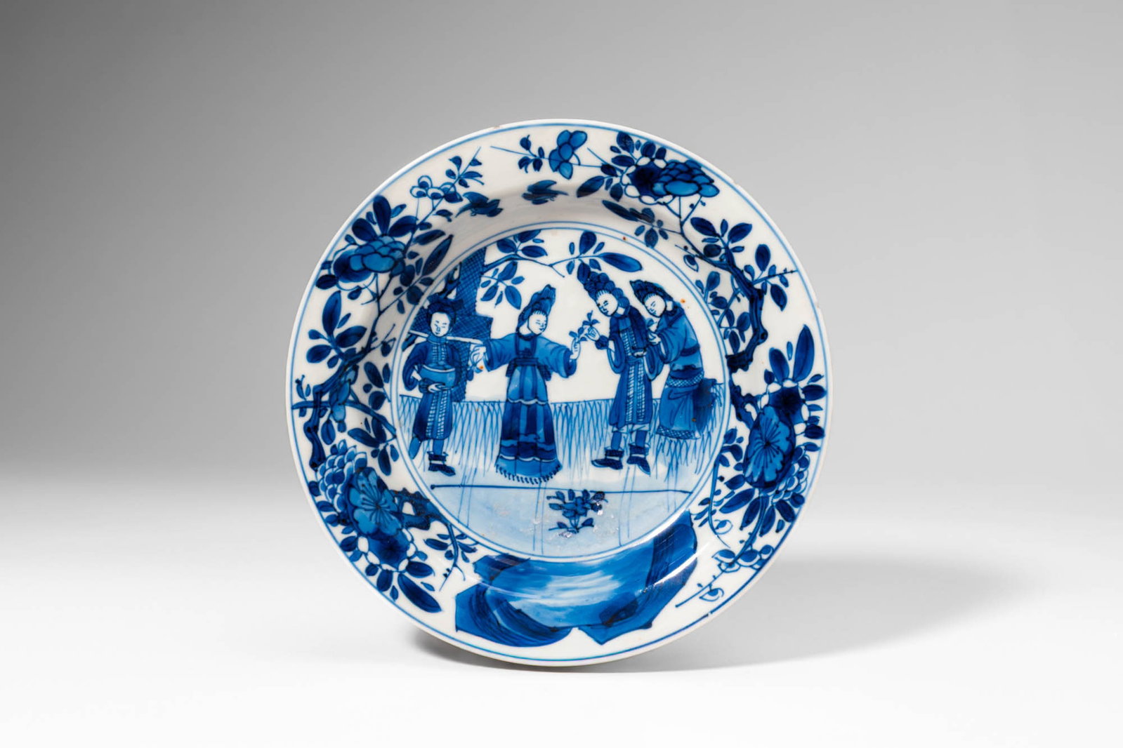 CHINESE BLUE AND WHITE FIGURAL DISH (1 of 5)