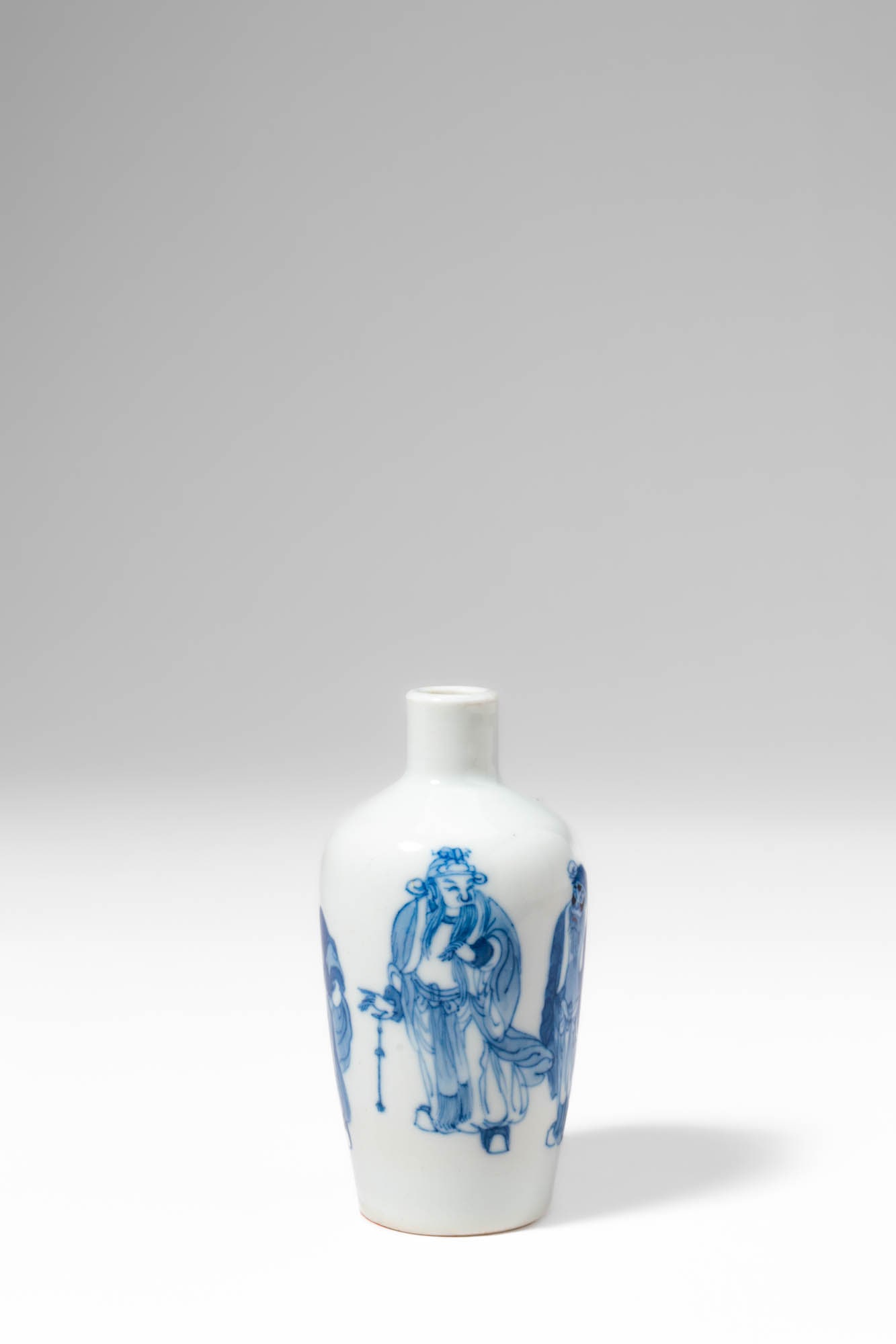 CHINESE BLUE AND WHITE FIGURAL SNUFF BOTTLE (1 of 5)
