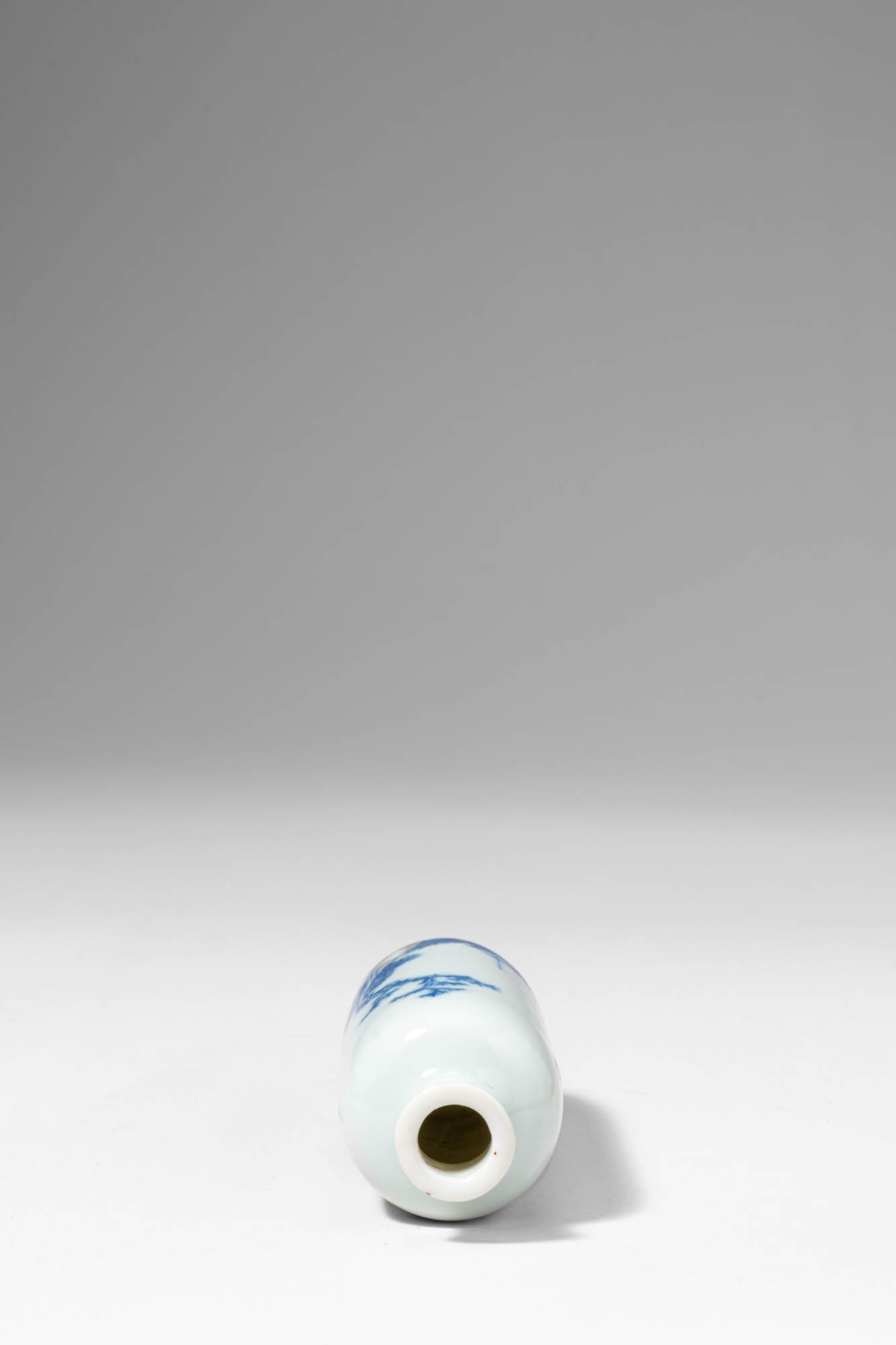 CHINESE BLUE AND WHITE SNUFF BOTTLE, DEPICTING FISHERMAN IN THE SNOW - 4