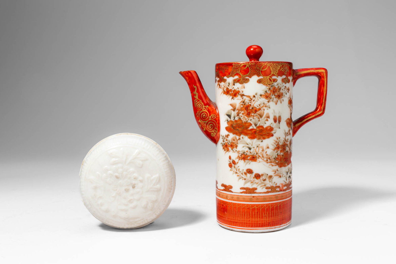 CHINESE SMALL PORCELAIN BOX AND JAPANESE KUTANI EWER (1 of 7)