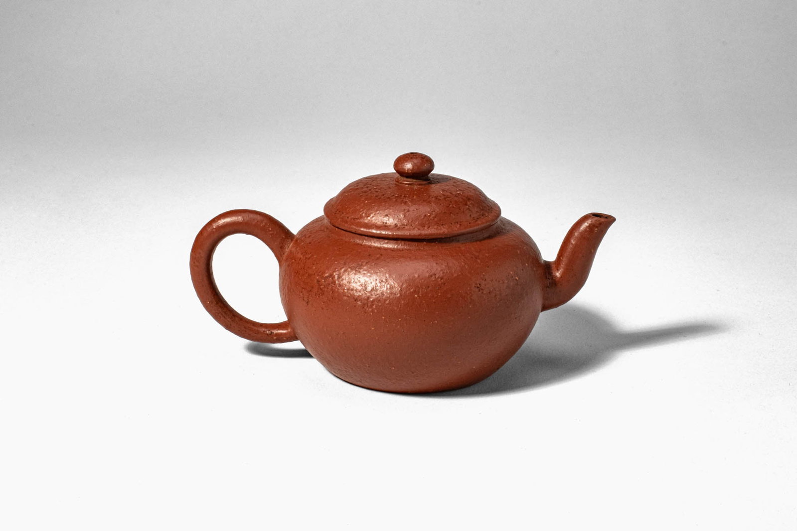 SMALL CHINESE YIXING TEAPOT WITH QIANLONG MARK (1 of 6)