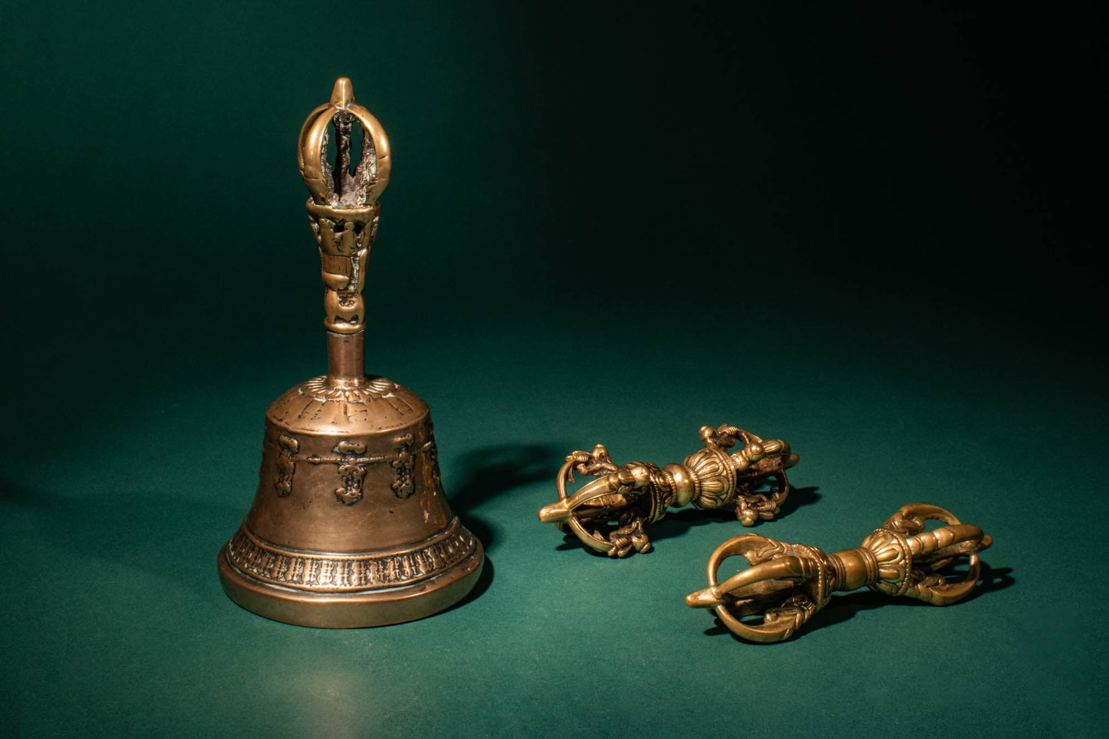 GROUP OF TIBETAN RITUAL OBJECTS, BRONZE VAJRA AND BELL (1 of 7)