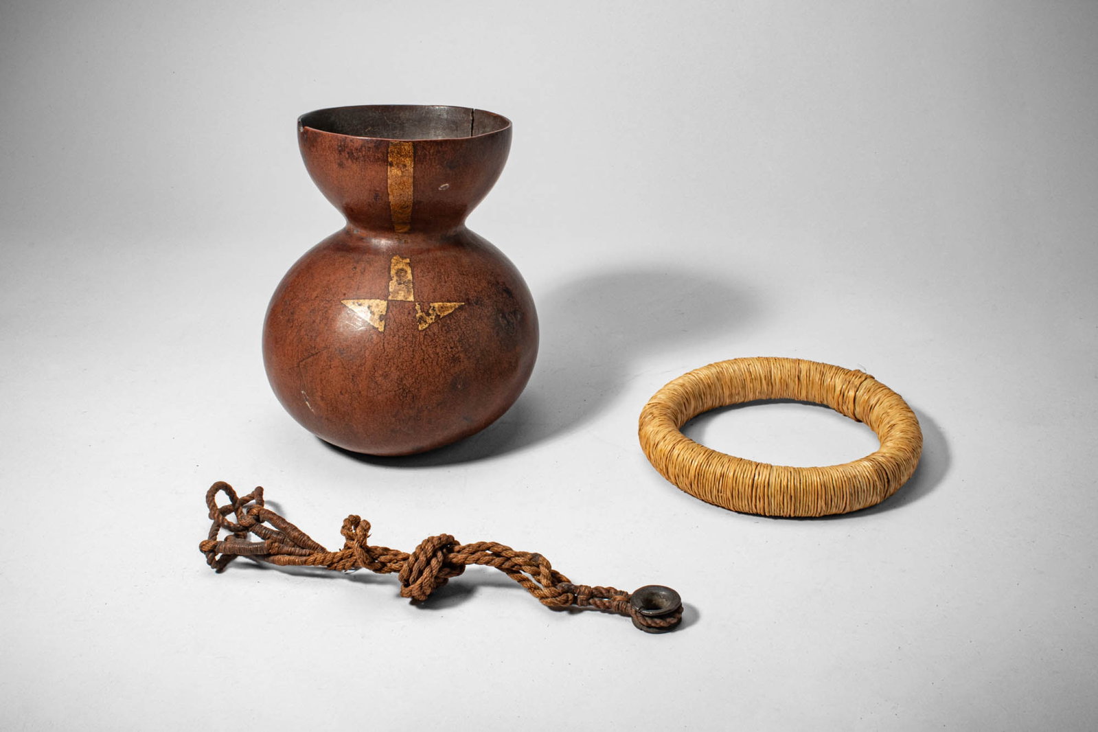 TUTSI GOURD CONTAINER AND A POT STAND (1 of 3)