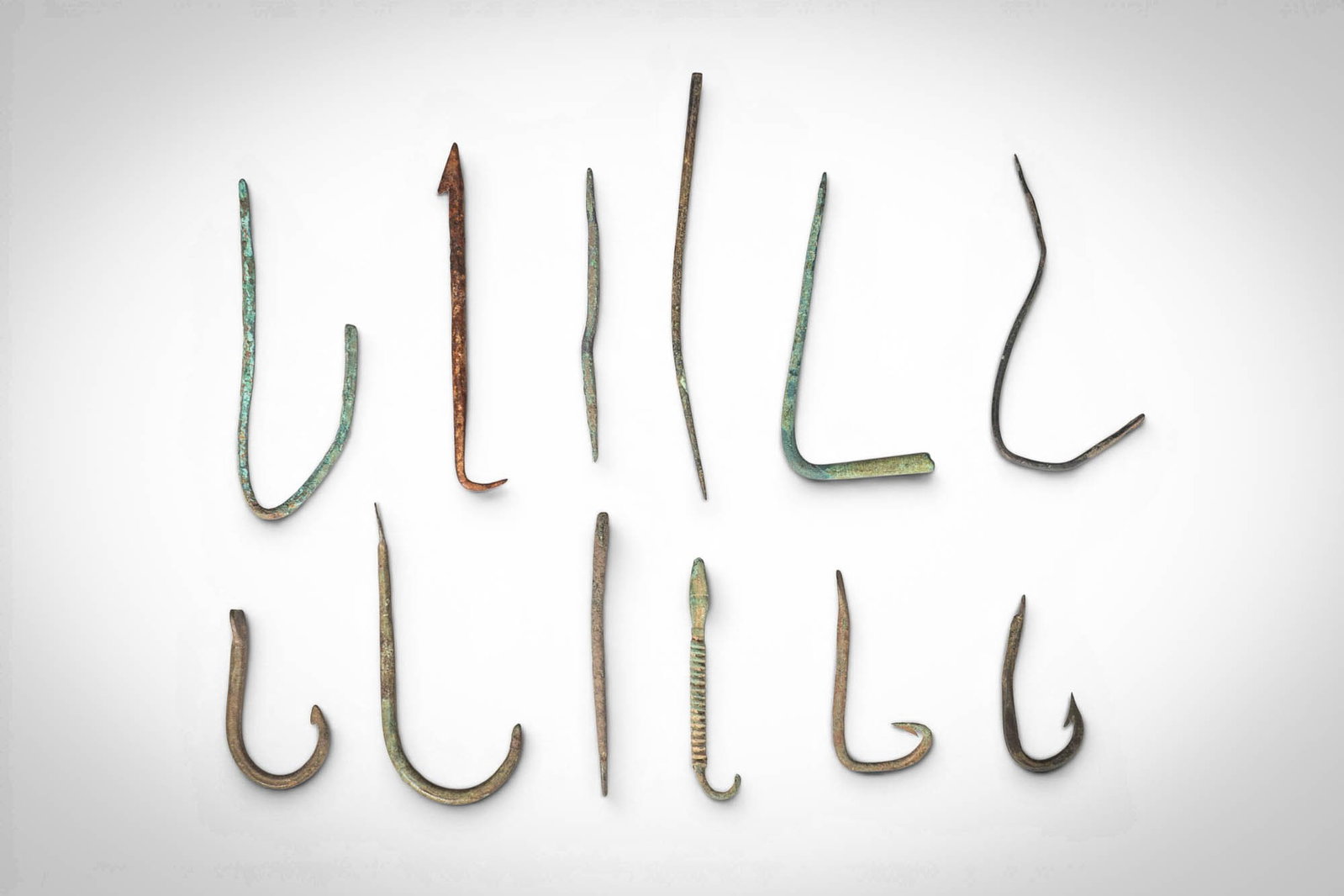GROUP OF TWELVE ROMAN BRONZE FISH HOOKS (1 of 3)