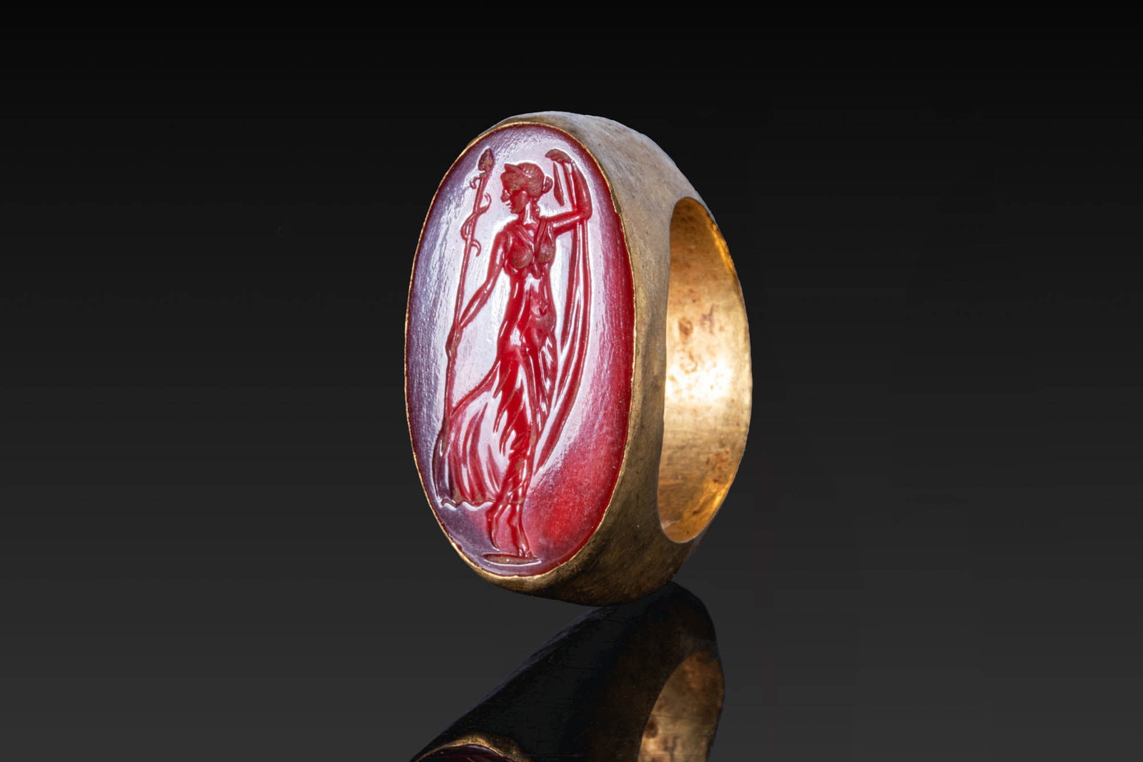 SUPERB HELLENISTIC GOLD RING WITH CARNELIAN INTAGLIO OF ARTEMIS (1 of 5)