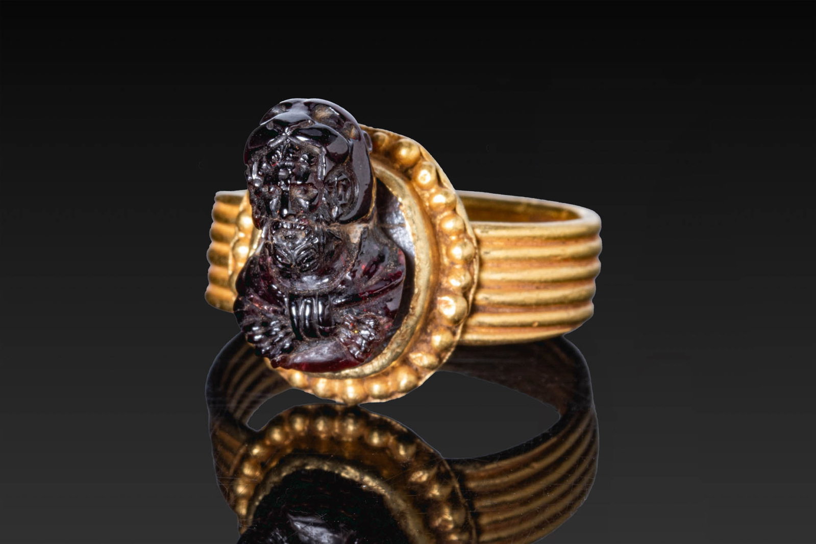 ROMAN GOLD RING WITH RED GARNET CAMEO WITH BUST OF COMMODUS AS HERCULES (1 of 6)