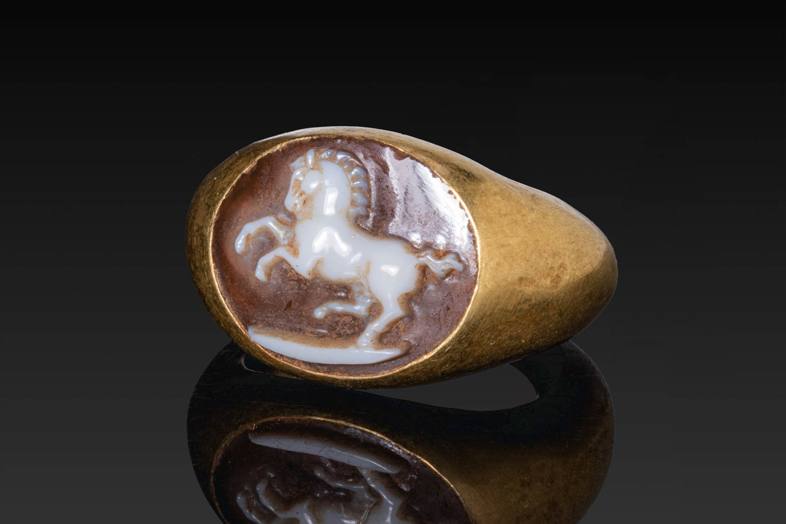 ROMAN AGATE CAMEO OF A RAMPANT HORSE IN GOLD RING (1 of 4)