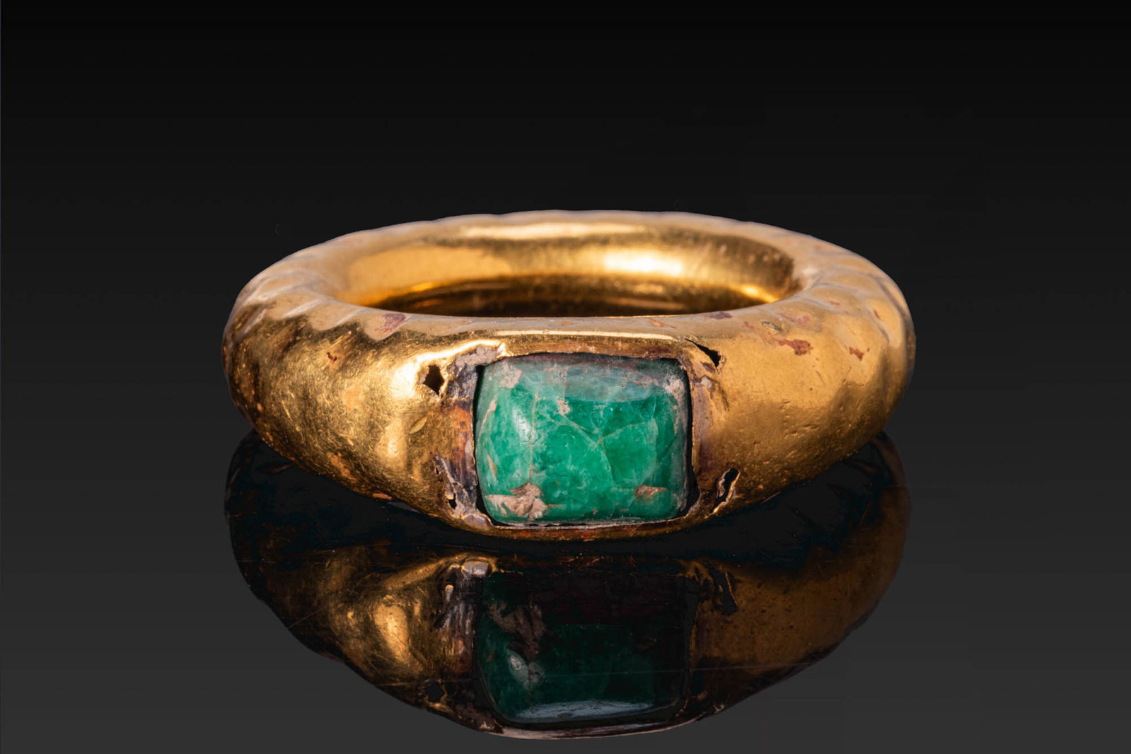 LATE ROMAN GOLD RING WITH RECTANGULAR EMERALD - 2