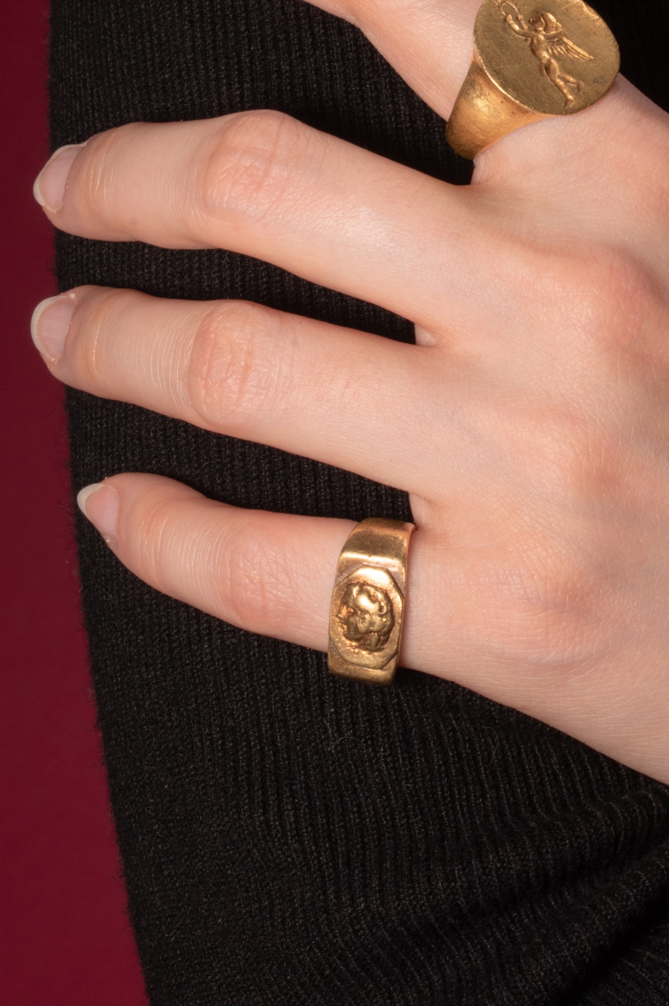 ROMAN GOLD RING WITH ALEXANDER THE GREAT AS HERAKLES: Ca. AD 1 - 200. A gold ring with a broad flat-section polygonal hoop and a flat rectangular bezel with an octagonal plate in low relief with the head of Alexander the Great depicted as Herakles in lef