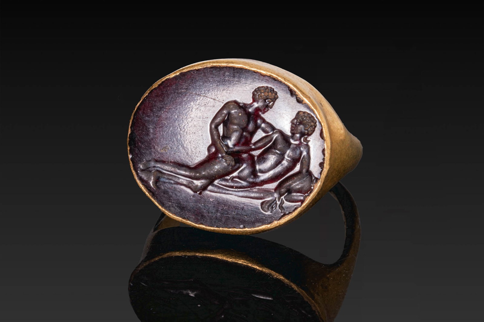 ROMAN GOLD RING WITH CARNELIAN INTAGLIO OF EROTIC SCENE (1 of 5)