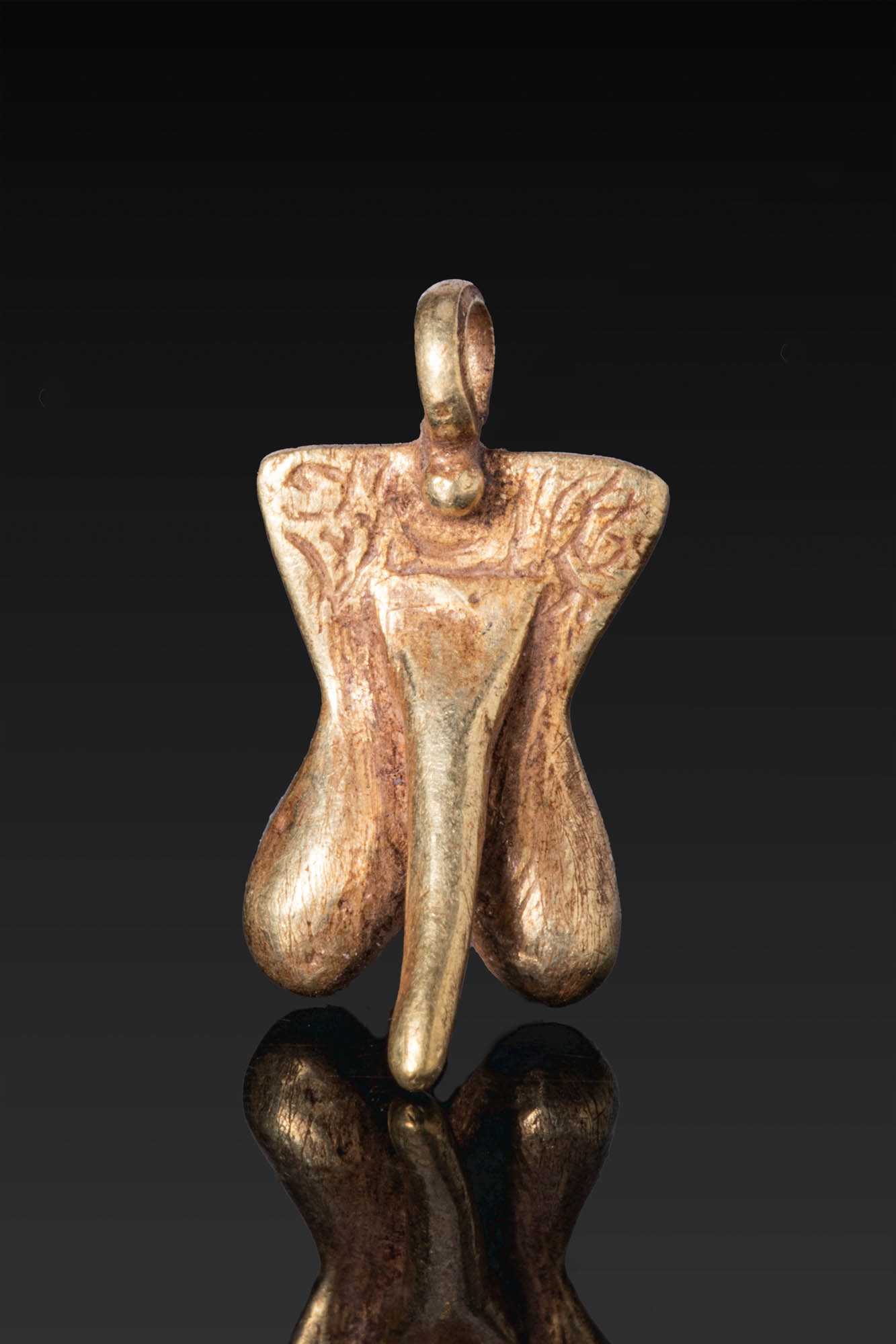 ROMAN GOLD PHALLUS PENDANT: Ca. AD 1 - 300. A gold phallus pendant with rounded testicles and incised pubic hair below the suspension loop. For similar see: The British Museum, Museum number 1814,0704.1177. Size: 17mm x 8mm; Wei