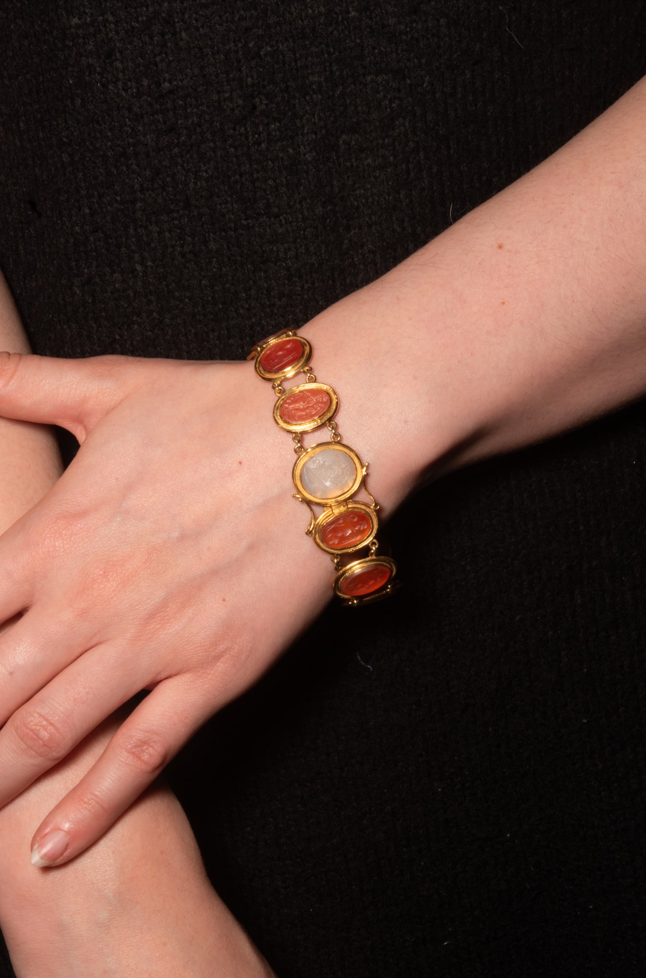 RARE NEOCLASSICAL CASTELLANI INSPIRED GOLD BRACELET WITH ROMAN CARNELIAN ENGRAVED GEMS: Bracelet: Ca. AD 1830 - 1860 / Gems: Ca. 100 - 500 AD. A Neoclassical Castellani-inspired gold bracelet composed of 11 oval and circular cells, each with a raised frame and joined by paired loop chain