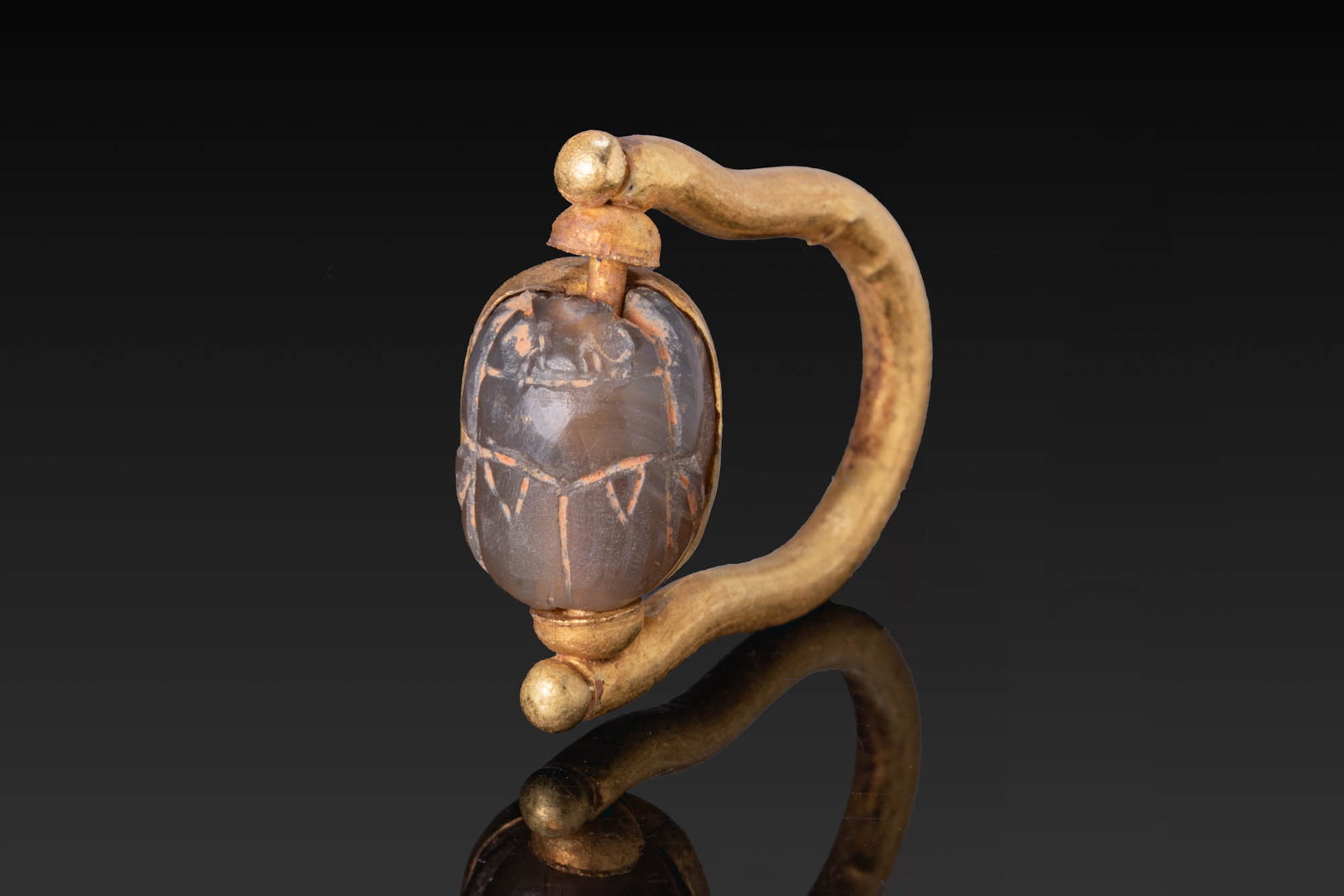 EGYPTIAN AGATE SCARAB IN GOLD RING (1 of 5)