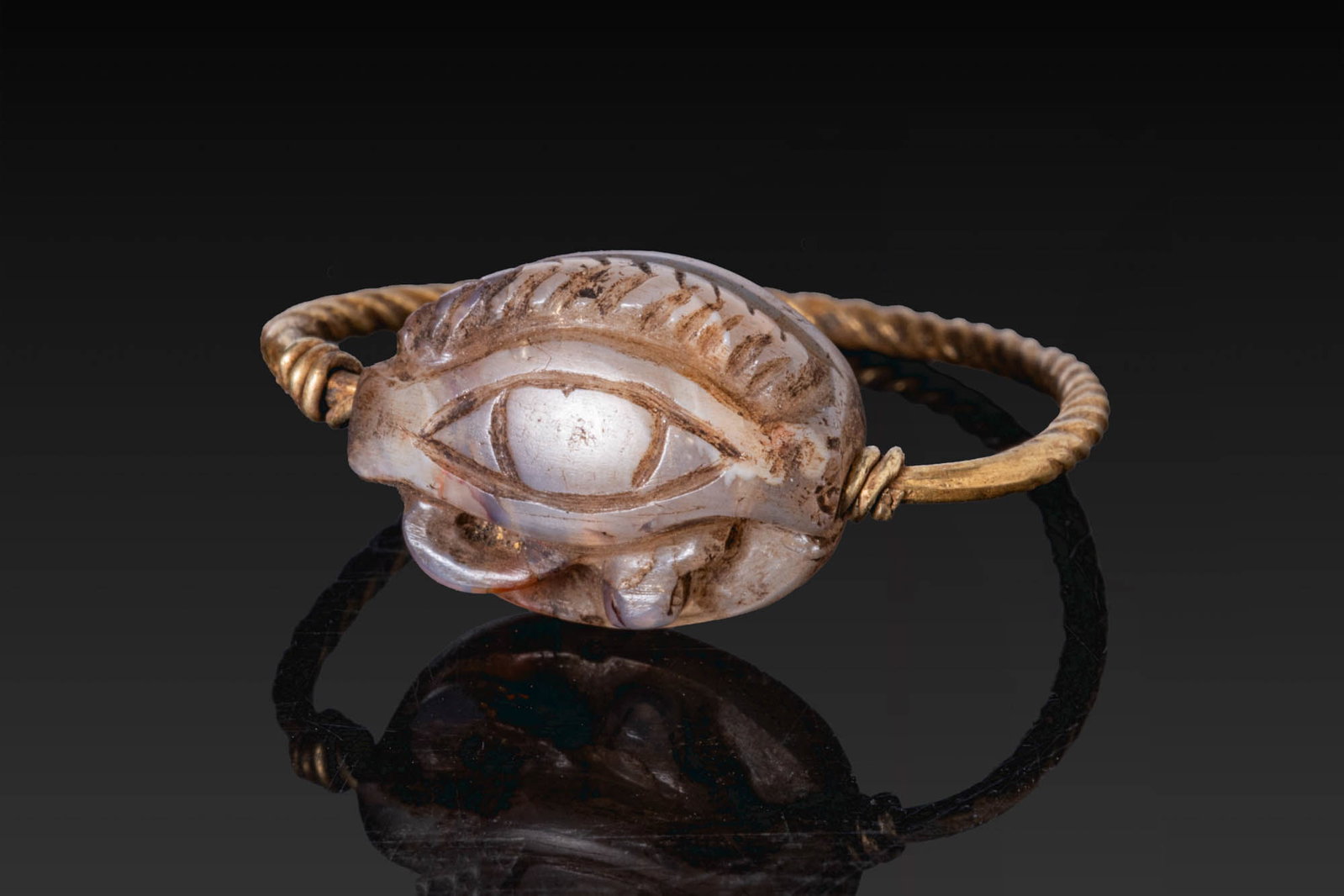 EGYPTIAN GOLD SWIVEL RING WITH AGATE SCARABOID WITH WEDJAT EYE AND HIEROGLYPHS (1 of 5)