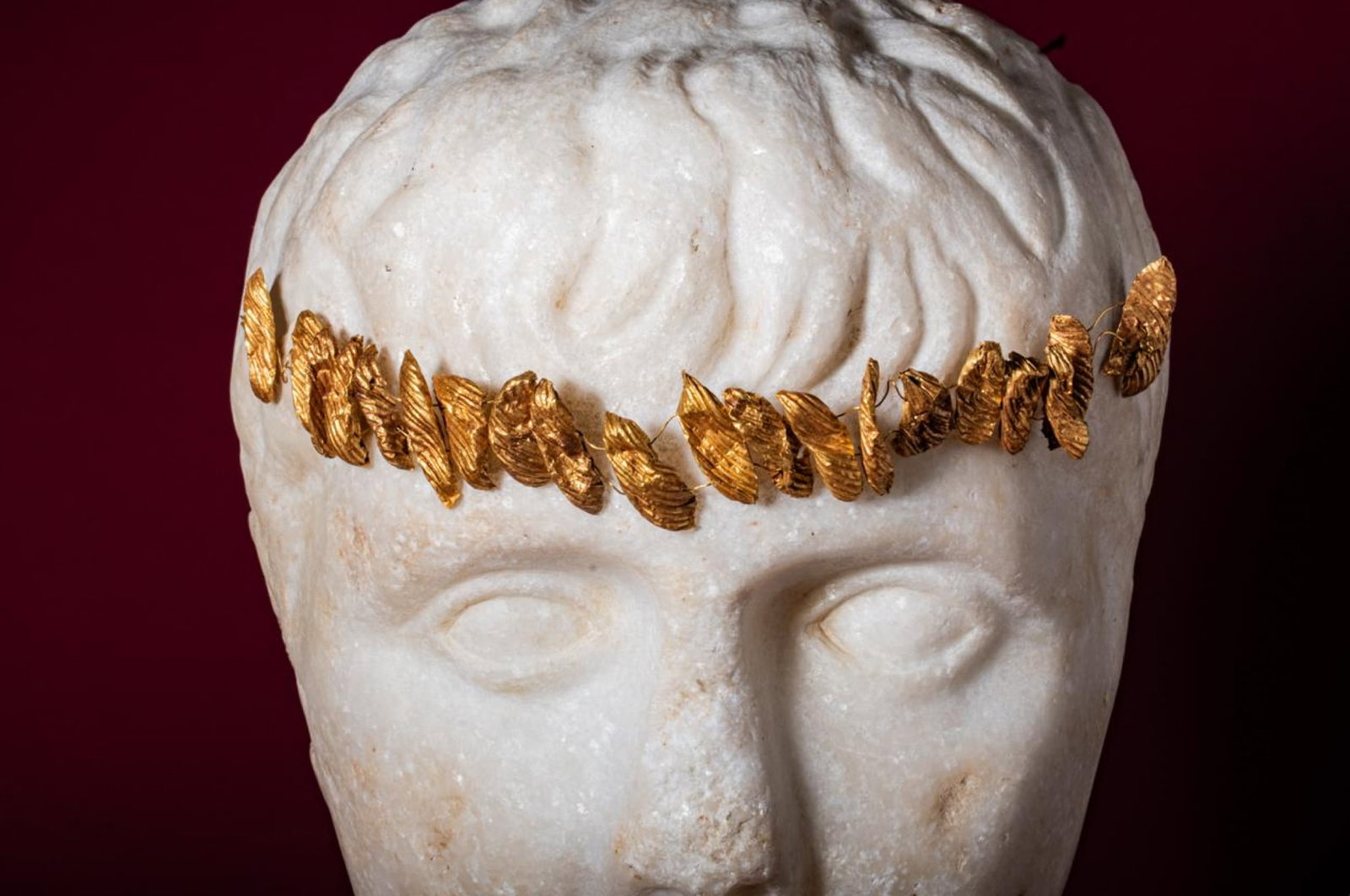 GREEK GOLD LAUREL WREATH: Ca. 500 - 300 BC. A gold laurel wreath threaded with multiple ribbed leaf-shaped sheet elements, arranged in overlapping sequence. Size: 85mm x 70mm; Weight: 5g Provenance: From a private UK collectio