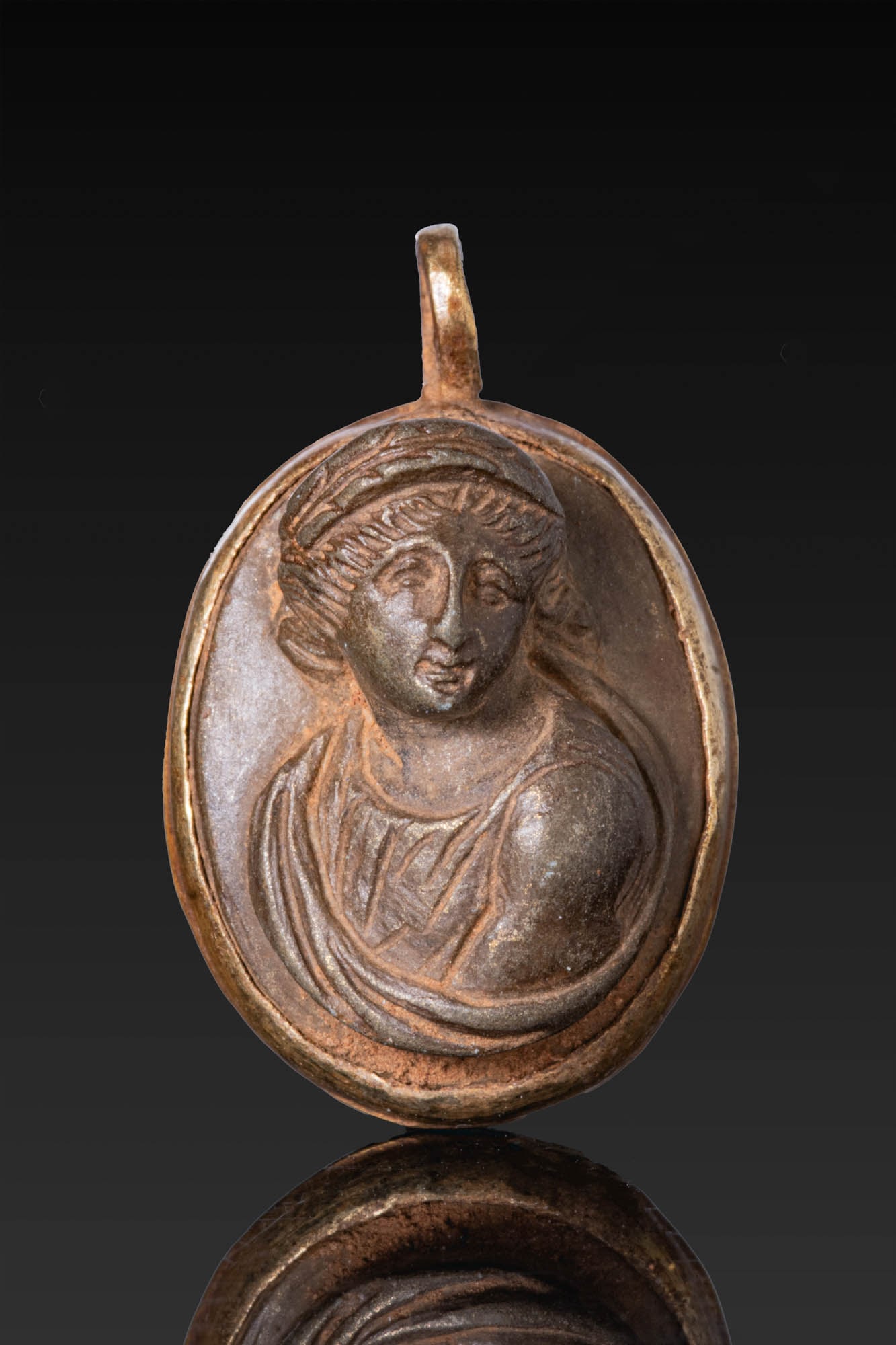 ROMAN GOLD PENDANT WITH STONE CAMEO OF VENUS (1 of 4)