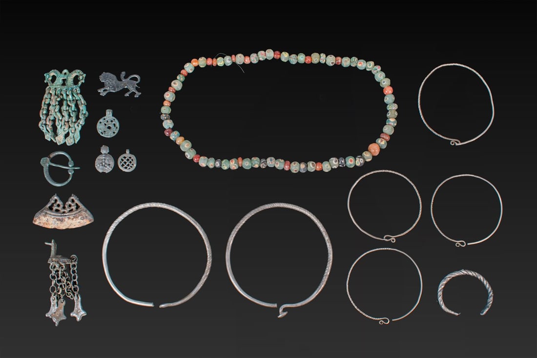 LARGE COLLECTION COMPRISING ANCIENT JEWELLERY AND OBJECTS; FINNO-UGRIC BRONZE PENDANT WITH ADDORSED (1 of 4)