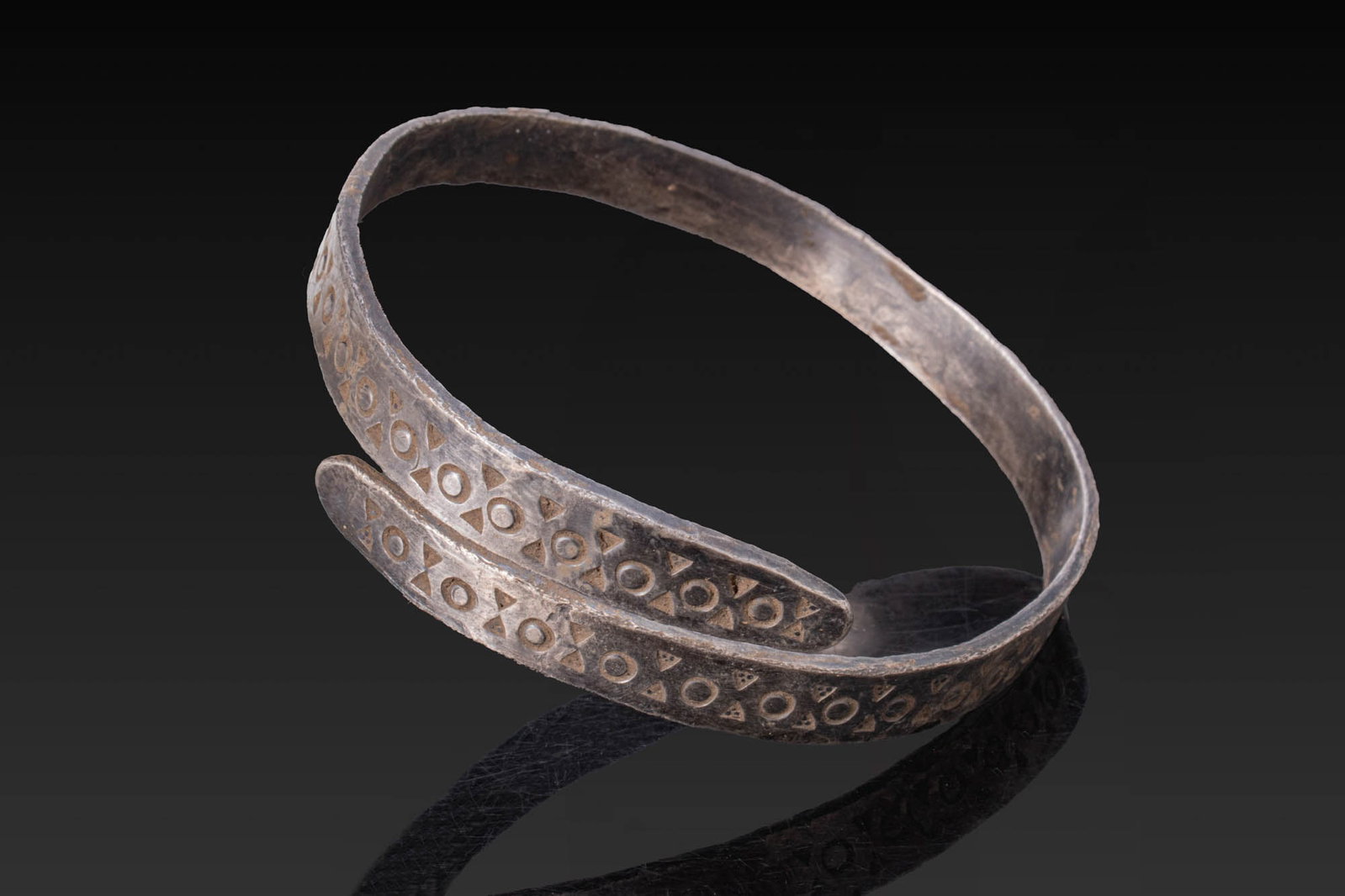 VIKING SILVER BRACELET WITH PUNCHED TRIANGLES AND CIRCLES (1 of 6)