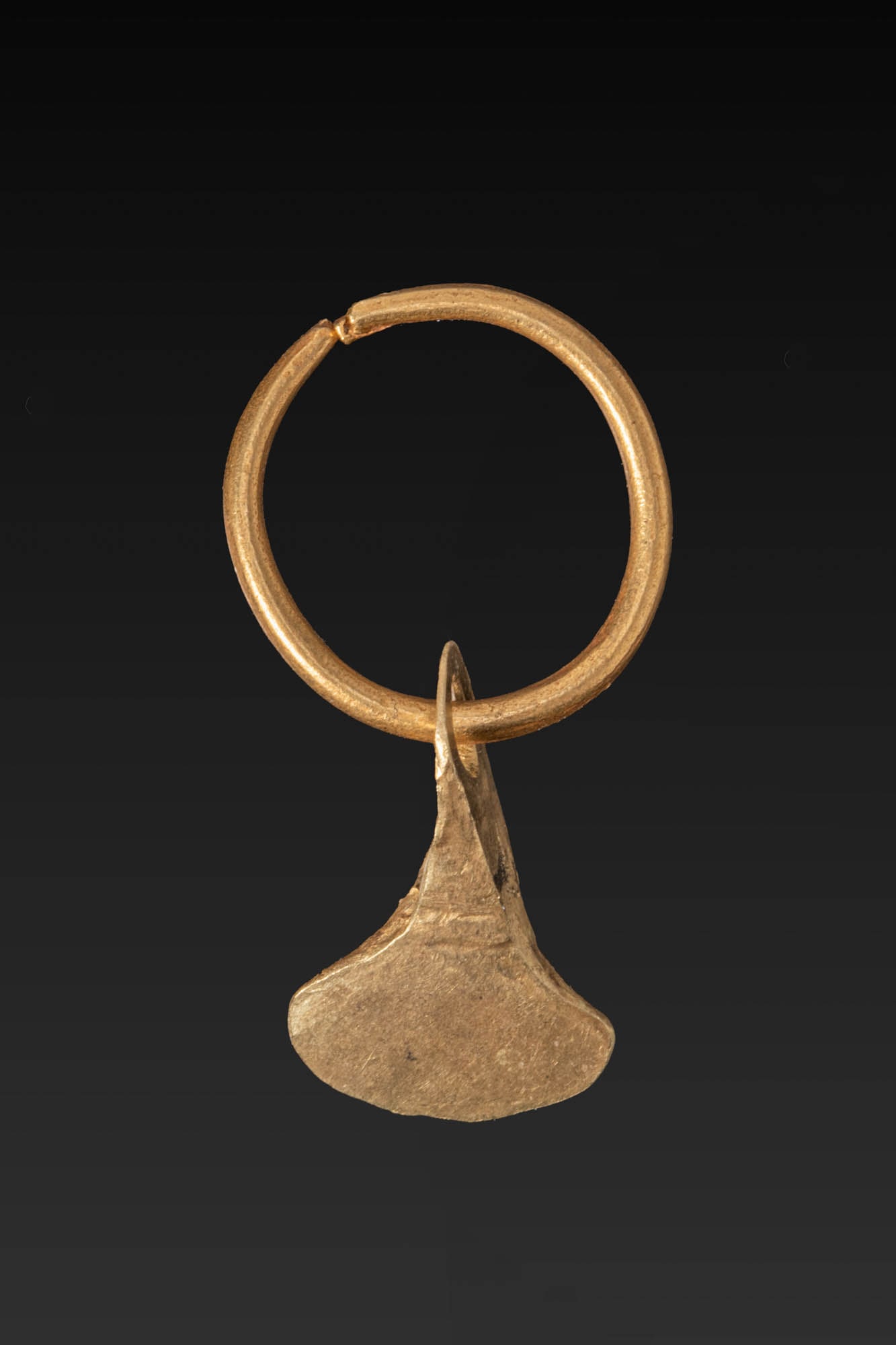 VIKING GOLD AXE-SHAPED PENDANT WITH A GOLD RING (1 of 2)