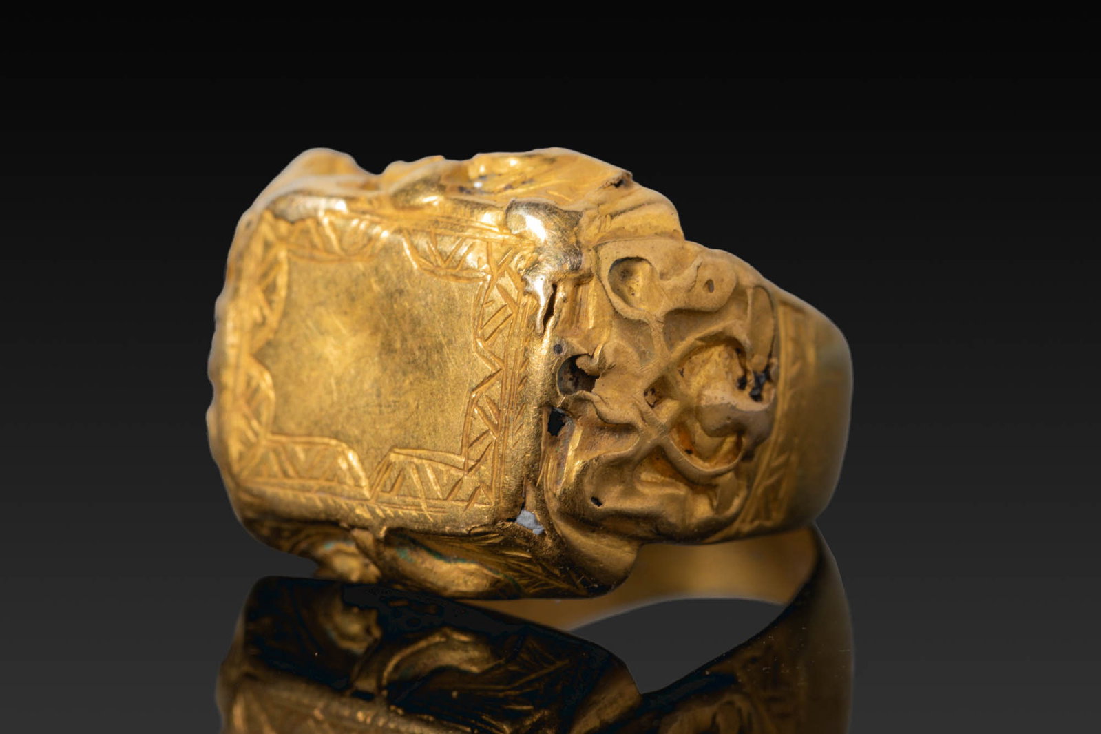 STUNNING SELJUK GOLD RING WITH GEOMETRIC DECORATION - EX BONHAMS (1 of 4)