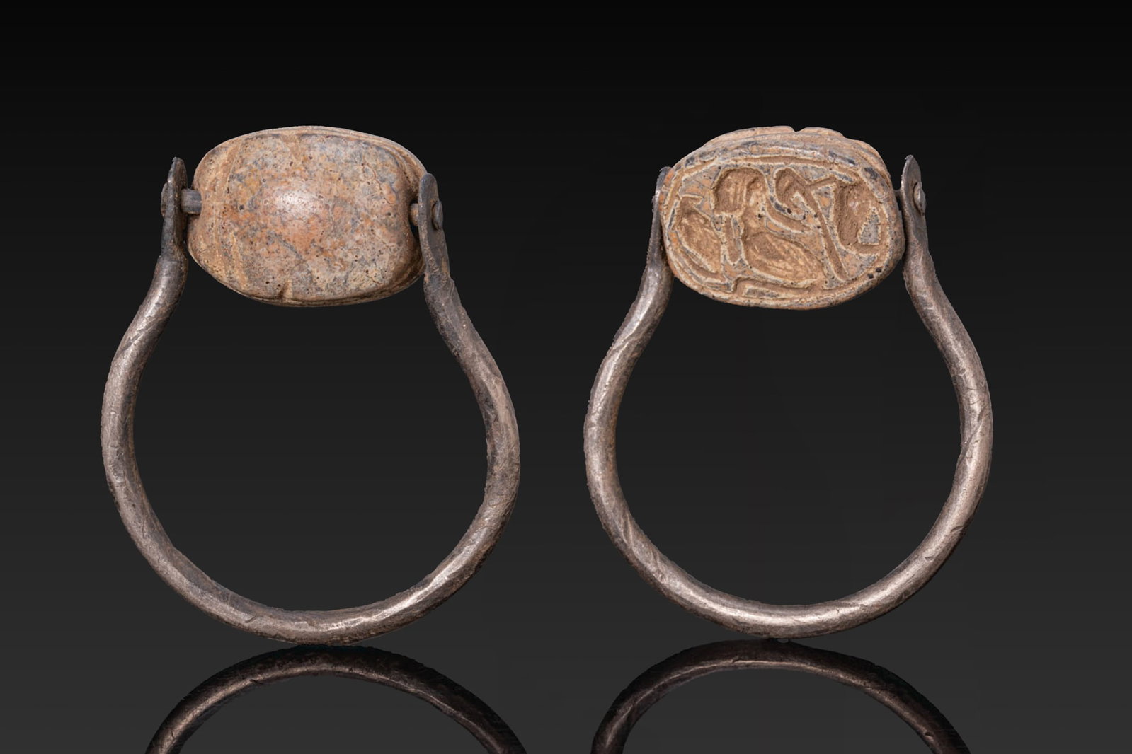 EGYPTIAN STEATITE SCARAB WITH A KNEELING FIGURE WITH TWO URAEI IN SILVER SWIVEL RING (1 of 6)