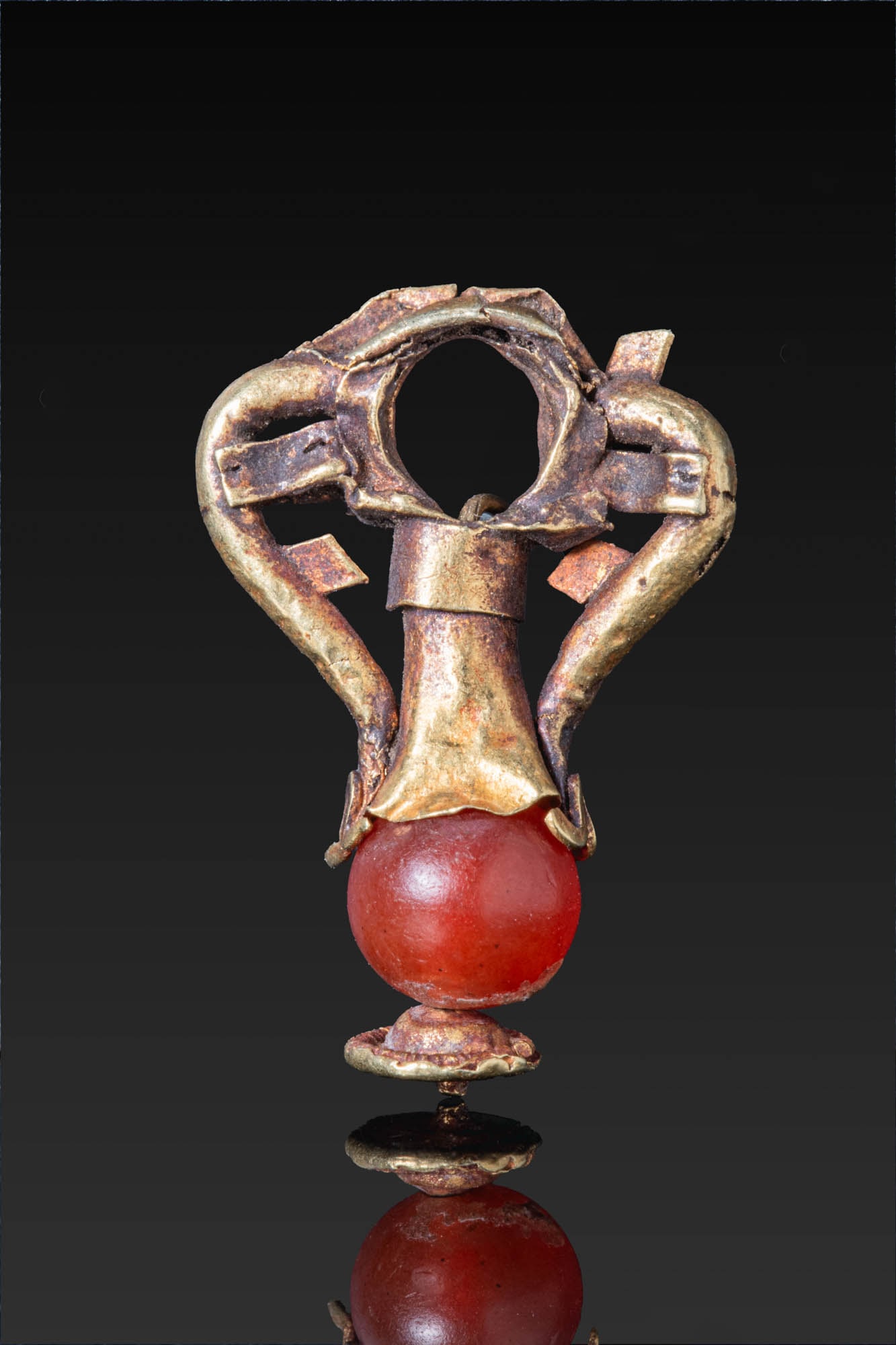 HELLENISTIC GOLD AMPHORA-SHAPED PENDANT WITH DOLPHIN HANDLES (1 of 3)