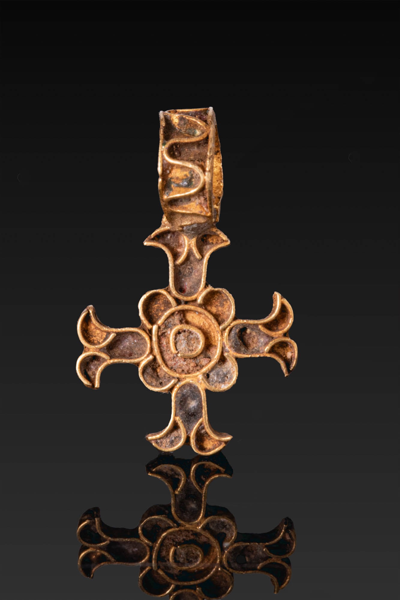 BYZANTINE OR MEROVINGIAN GOLD PENDANT WITH CLOISONNE (1 of 3)
