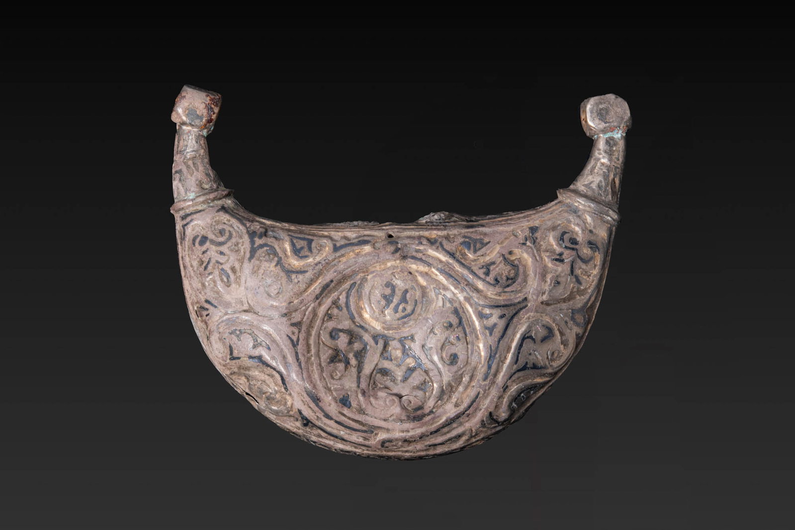 LARGE SELJUK SILVER AND NIELLO PENDANT WITH PHYTOMORPHIC MOTIFS (1 of 4)