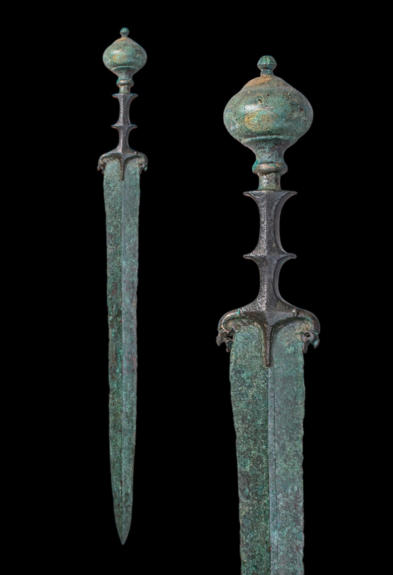 BRONZE AGE / EARLY GREEK PERIOD BRONZE SWORD (1 of 4)