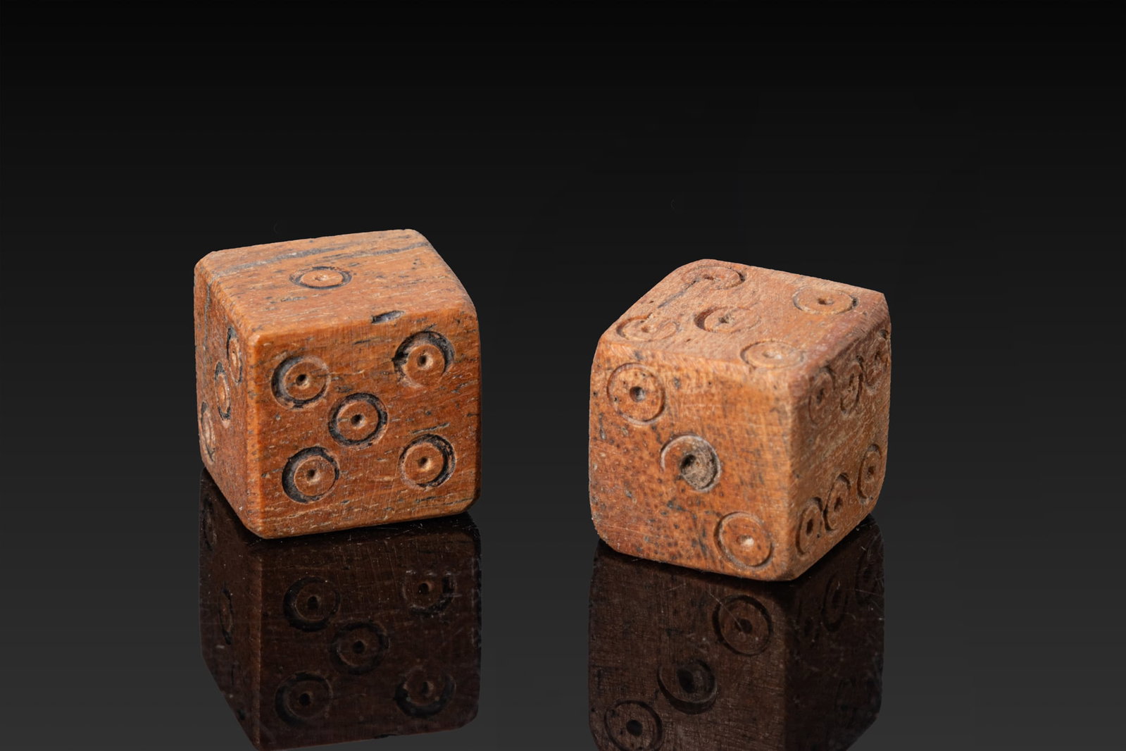 PAIR OF ROMAN BONE GAMBLING DICE (1 of 2)