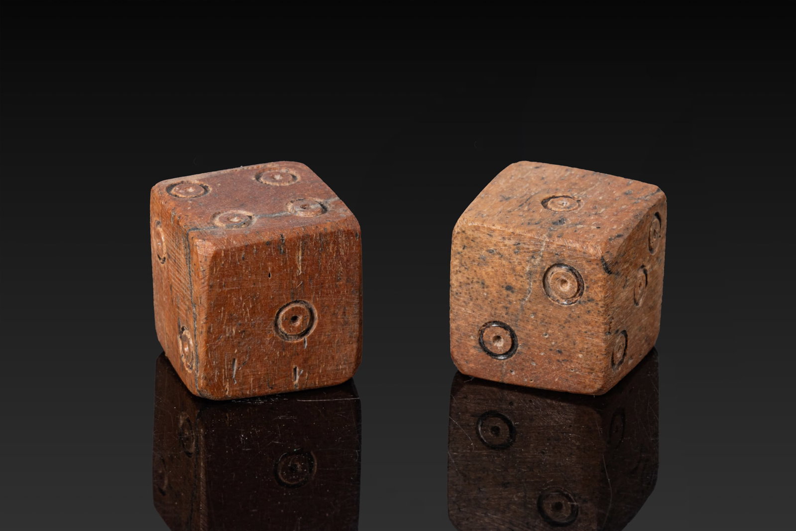 PAIR OF ROMAN BONE GAMBLING DICE (1 of 2)