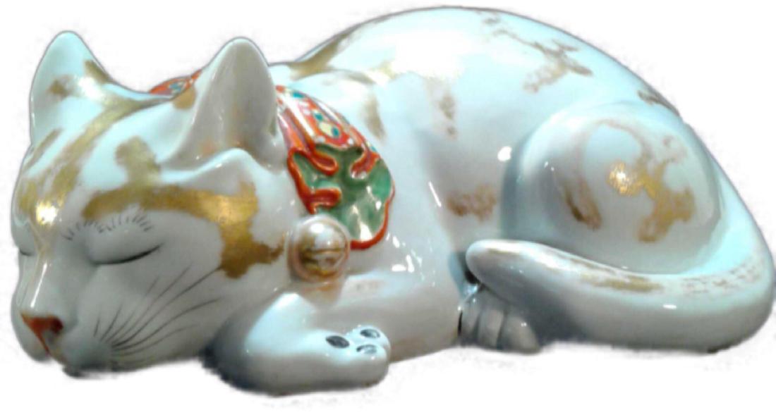 Japanese Kutani Sleeping Cat Porcelain Figure: This attractive Meiji period Japanese old Imari Kutani sleeping cat in fine porcelain is inspired by the small wooden sculpture at the entrance of Toshougu shrine in Nikko, Japan, by the acclaimed scu